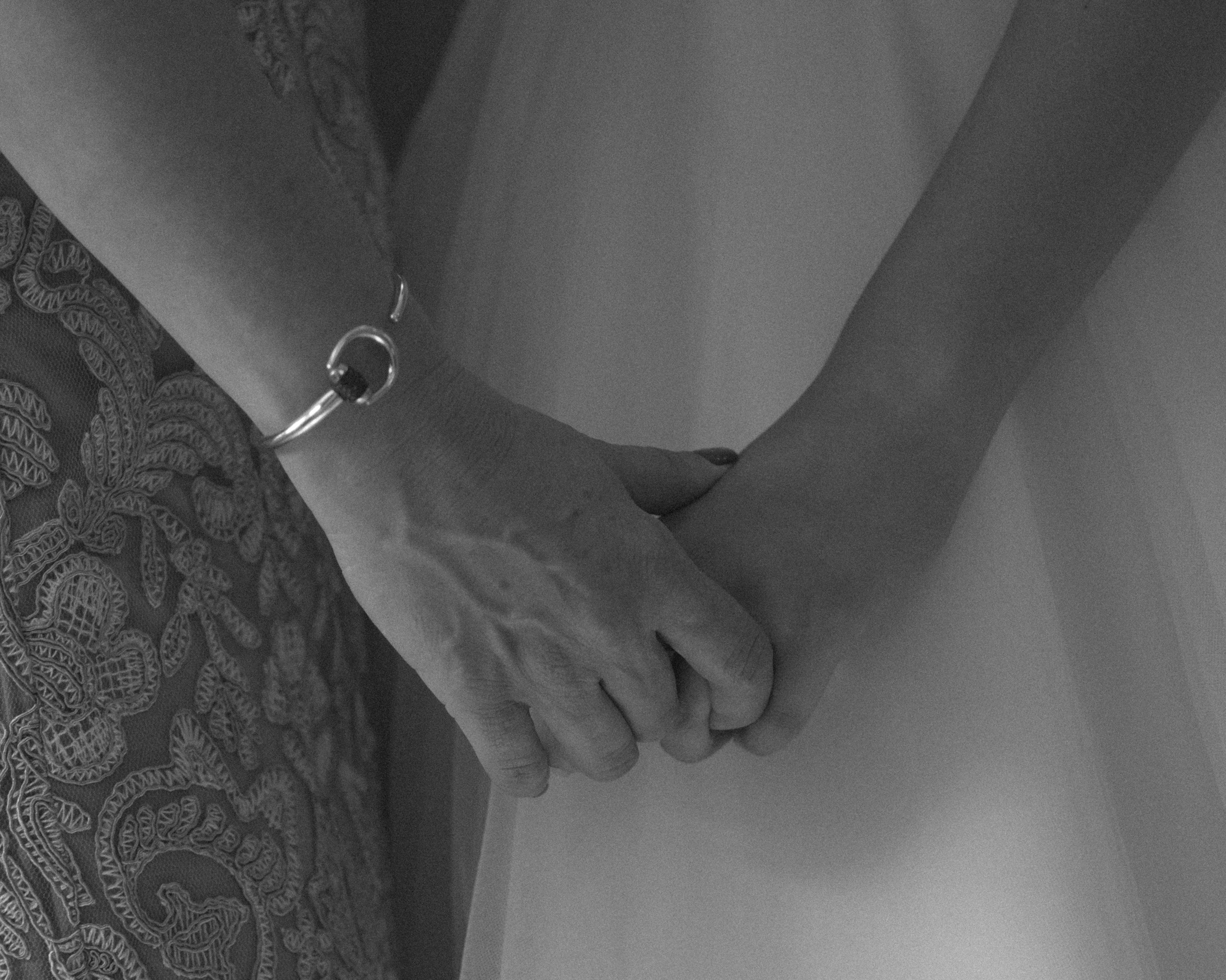 Manos de madre e hija. El detalle de amor.