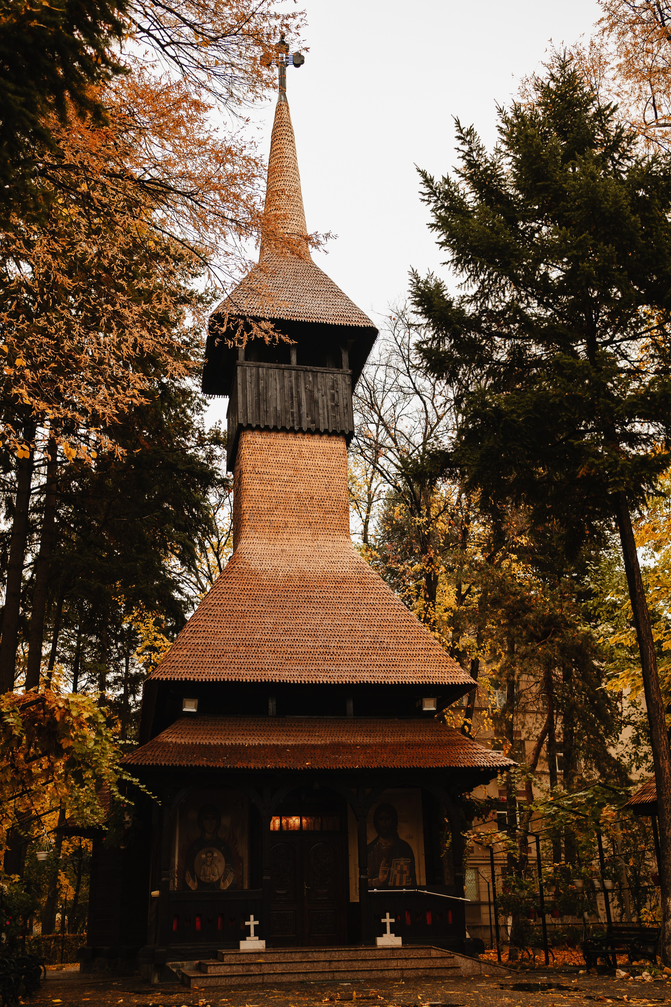 Instantaneu plin de tandrețe dintre părinți și bebeluș în ziua botezului, realizat în Bucuresti. Fotografie profesională de botez, capturând emoțiile autentice ale familiei într-un decor luminos și cald