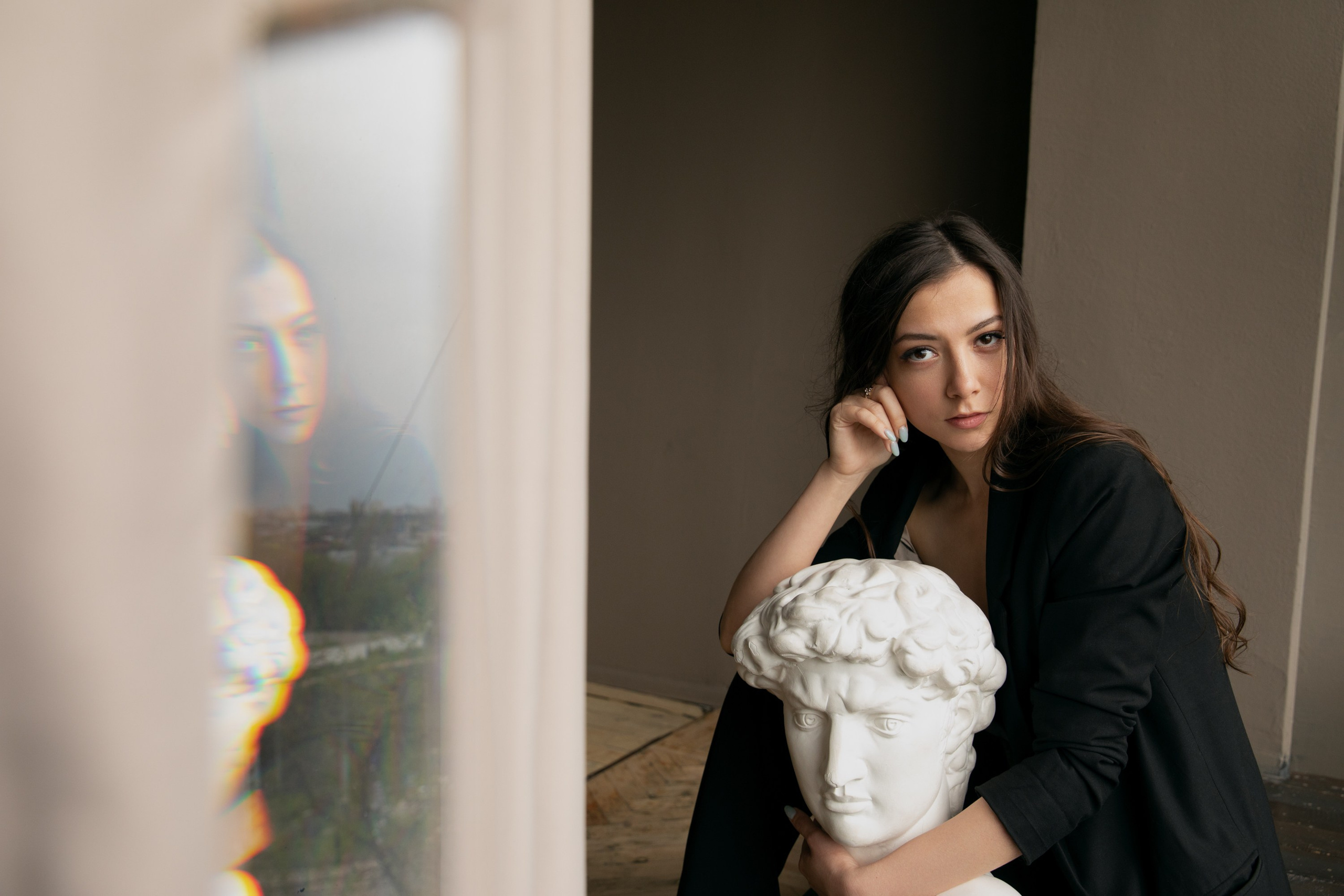 Sanfte Stärke | Minimalistische Portraitfotografie Indoor. Hochzeitsfotograf Bodensee & Allgäu | Liliana Berkut