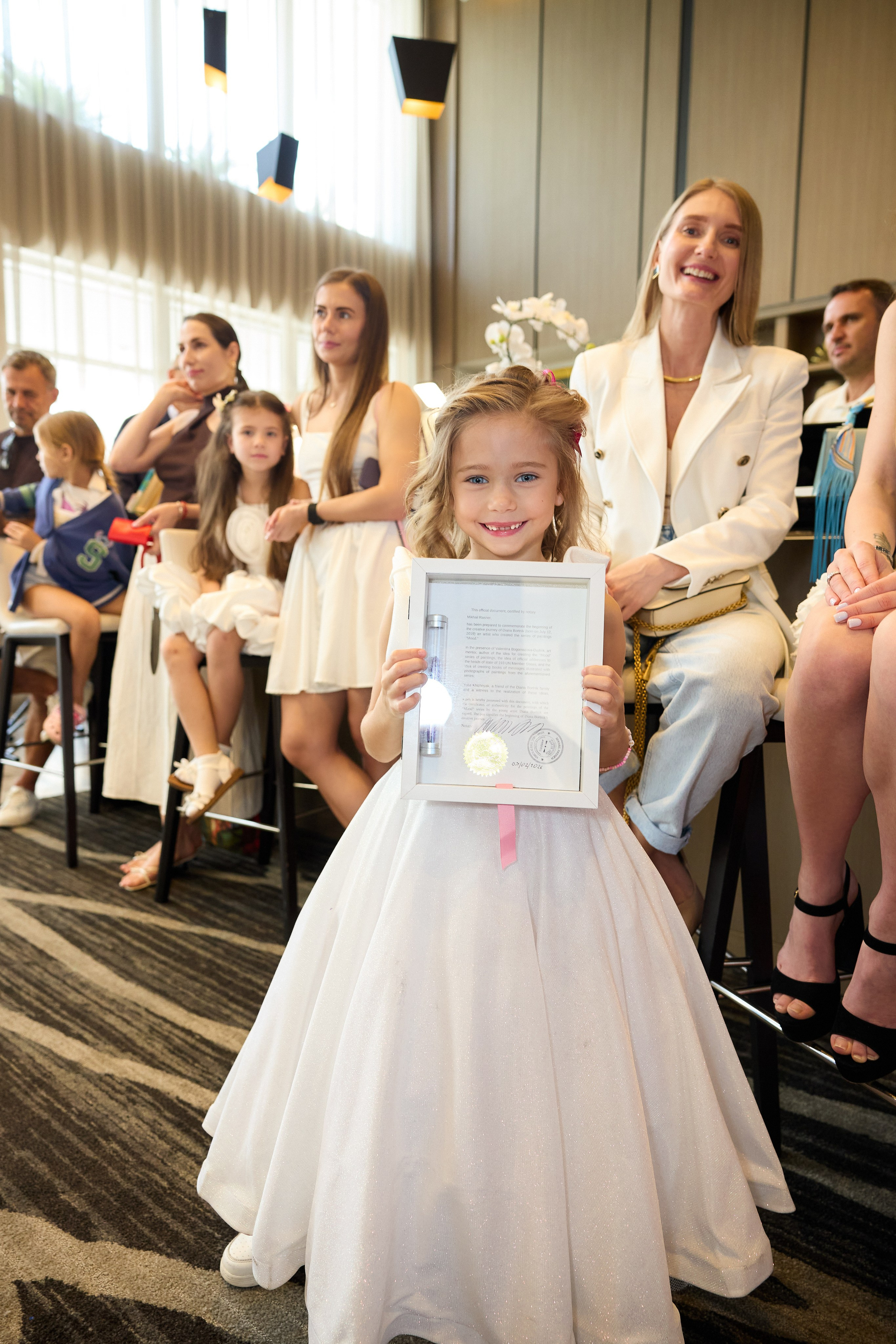 Авторская благотворительная художественная выставка Дианы Бортник. Фотограф Юлия Маковеева