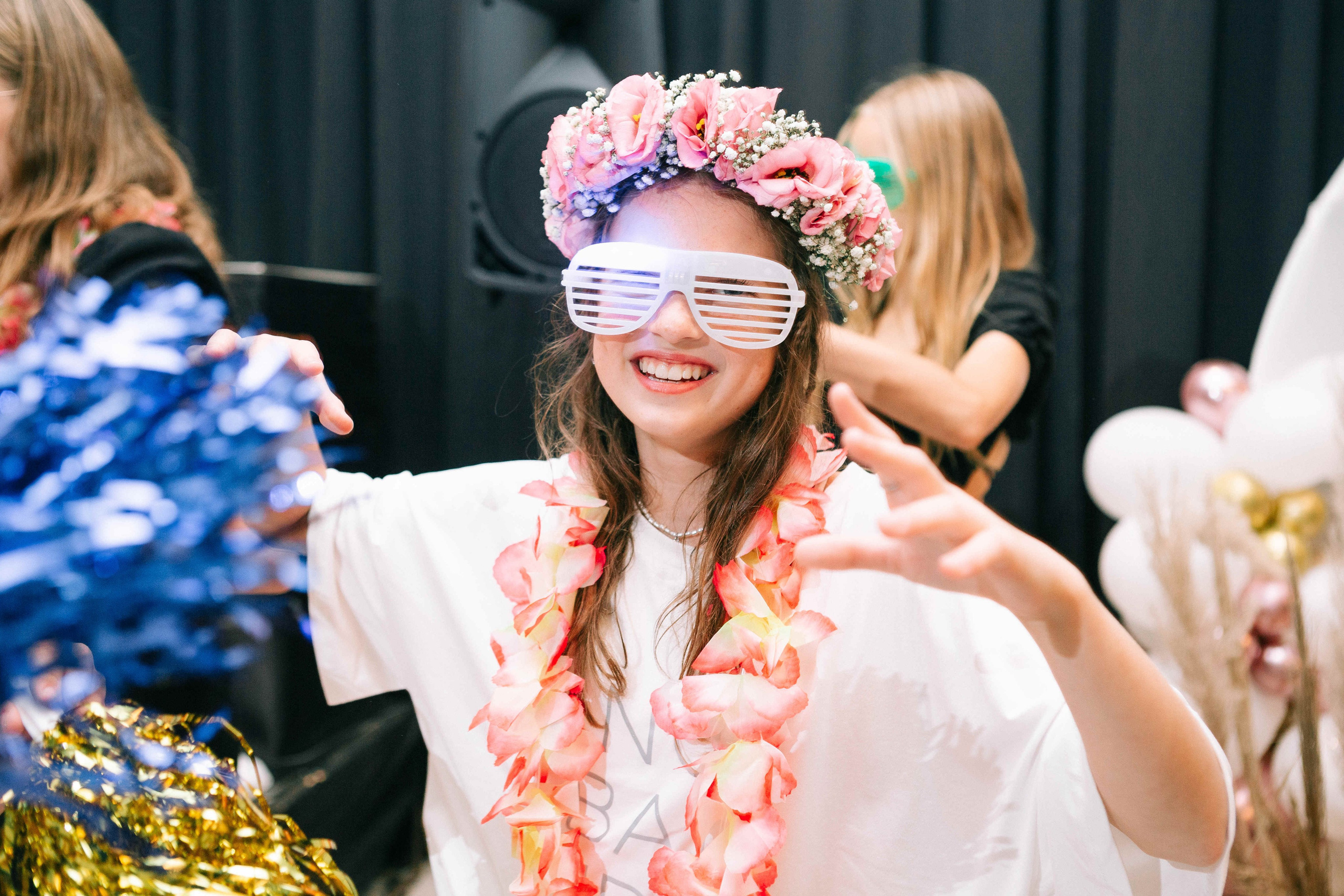 PARTY WITH FRIENDS. Https://shi-photo.com/