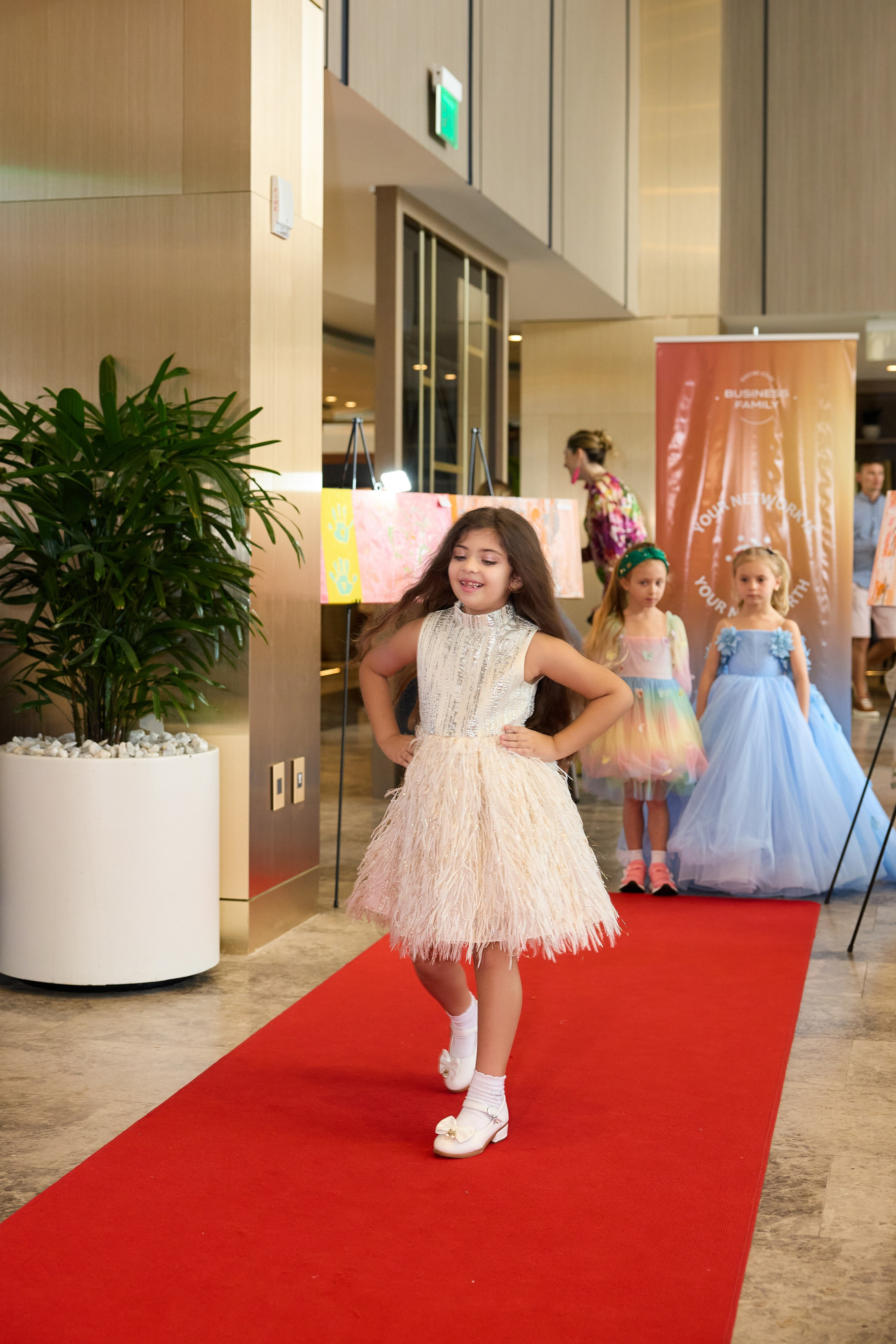 Авторская благотворительная художественная выставка Дианы Бортник. Фотограф Юлия Маковеева