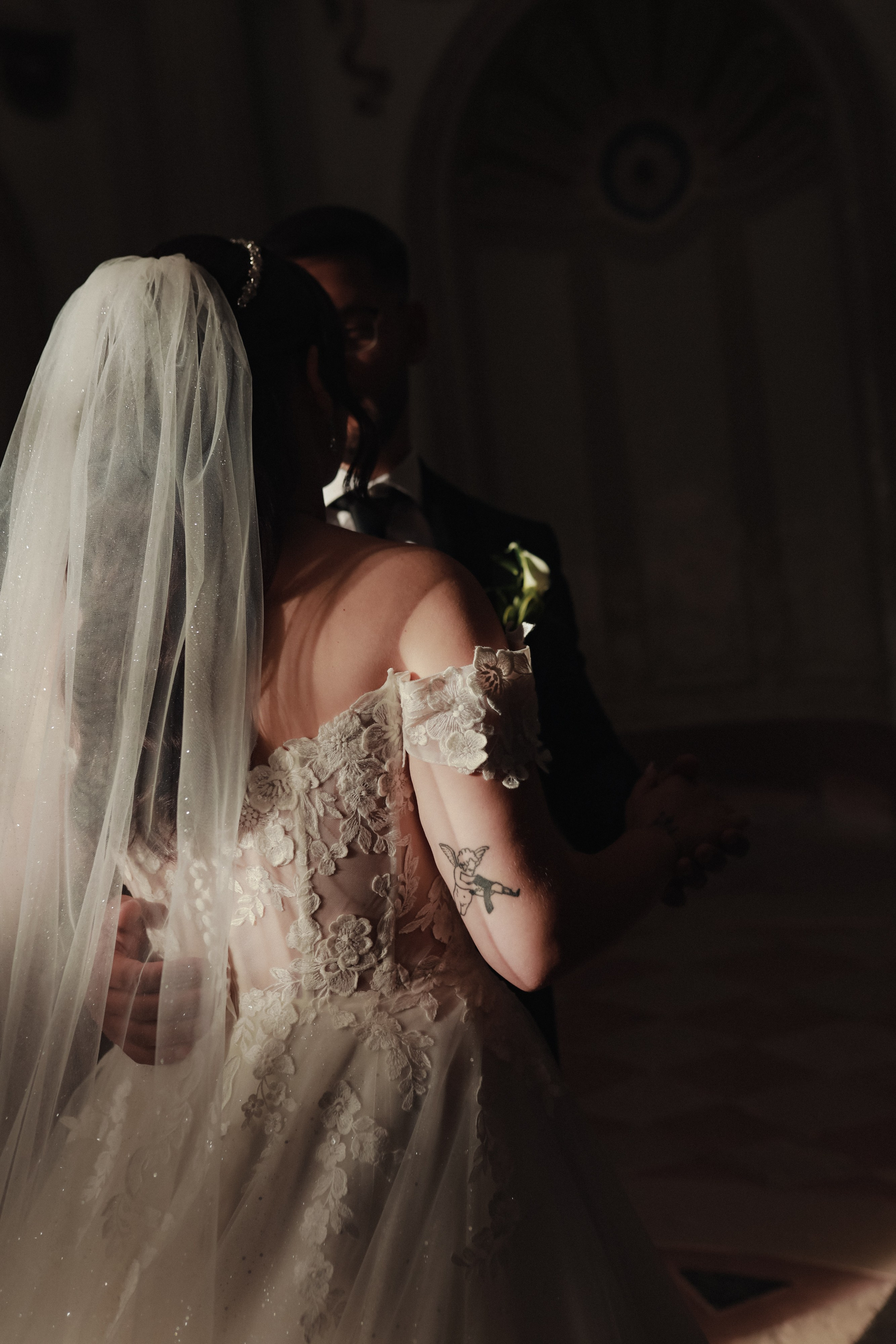 Braut und Bräutigam auf den Wegen des Schlossgartens – Paarshooting Schwetzingen