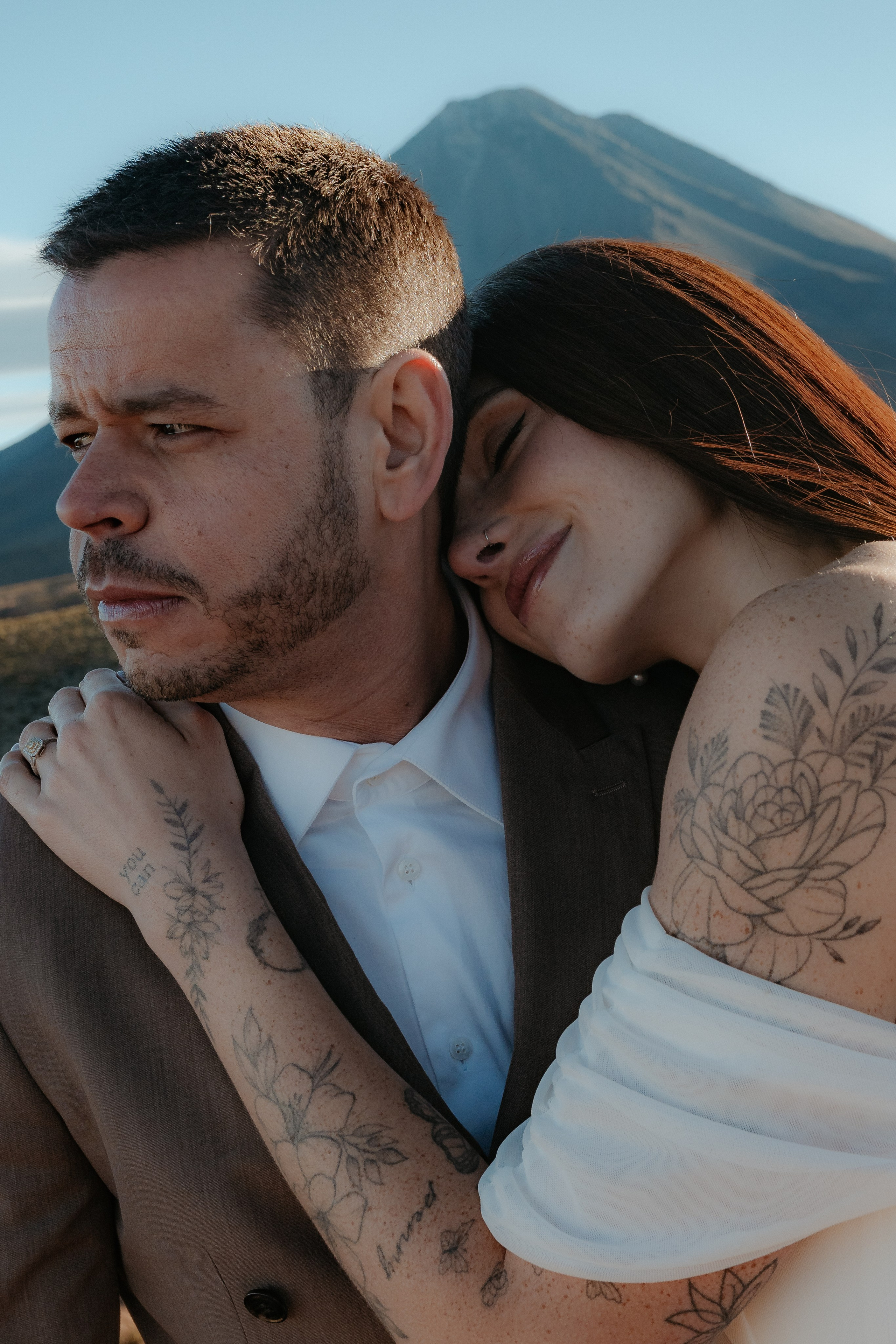 Pre-wedding no mirante do vulcão Licancabur. Photographer in San Pedro de Atacama