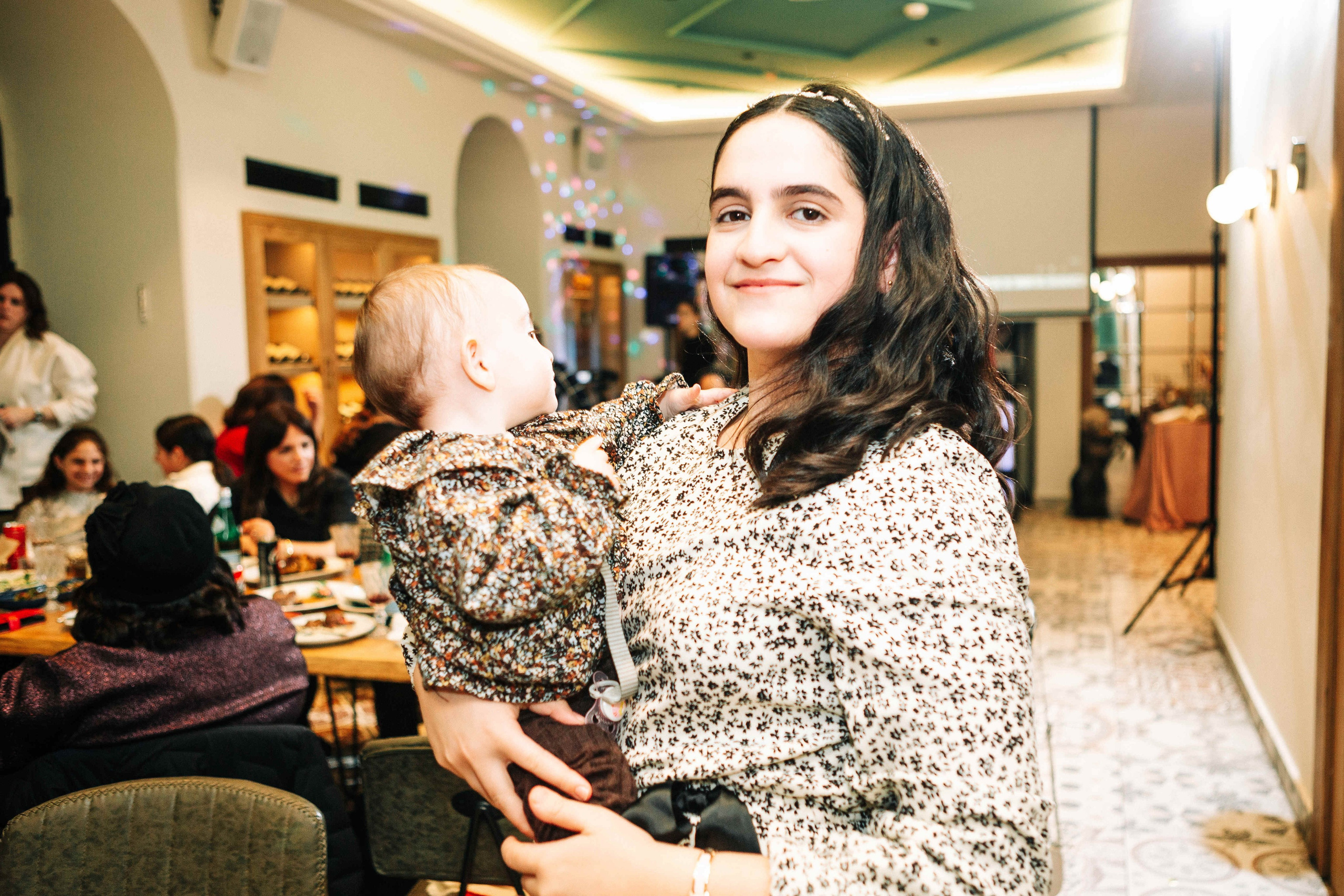 PARTY IN A RESTAURANT WITH THE WHOLE FAMILY. Https://shi-photo.com/