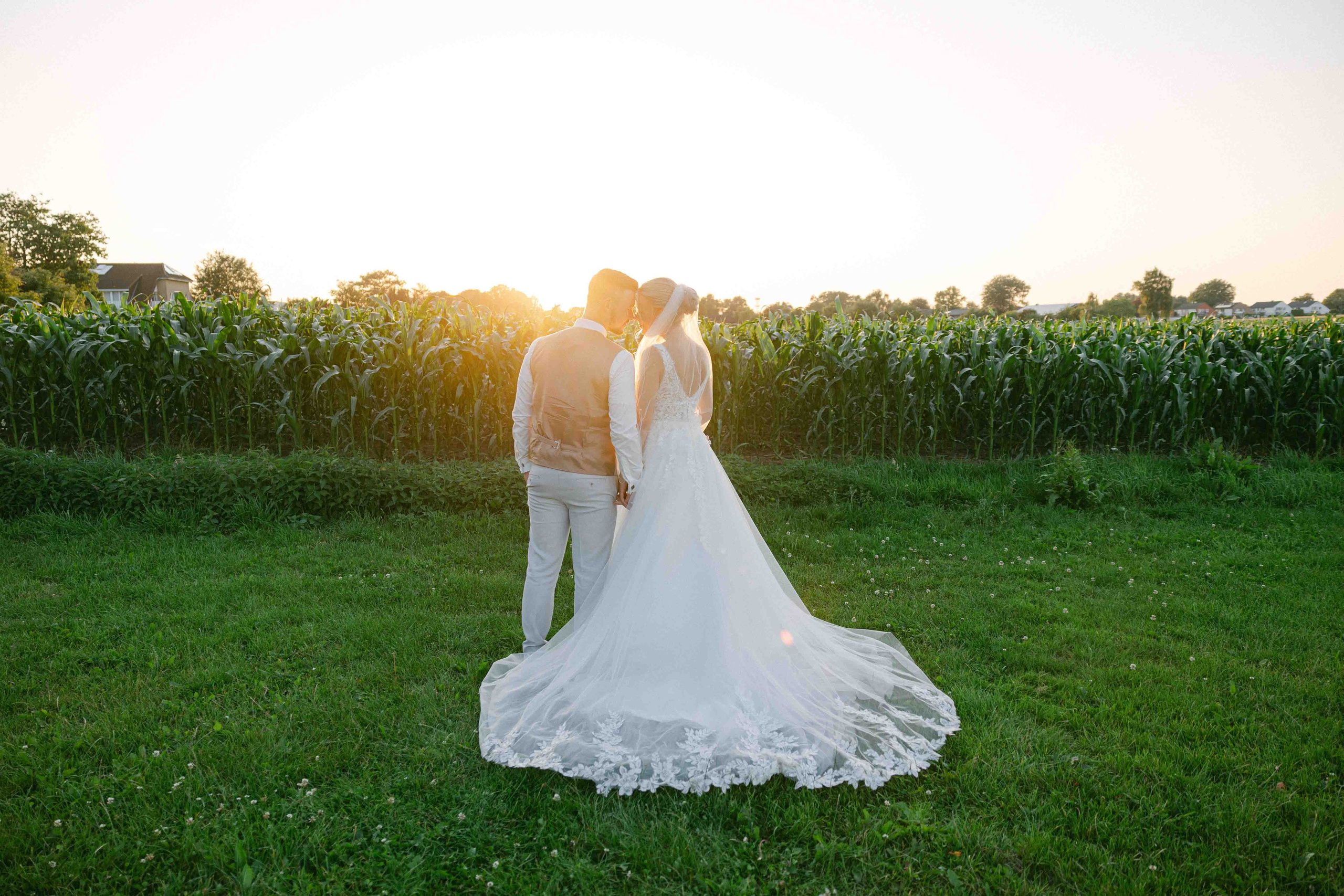 sonnenuntergang fotoshooting bei hochzeit im ak happiness 