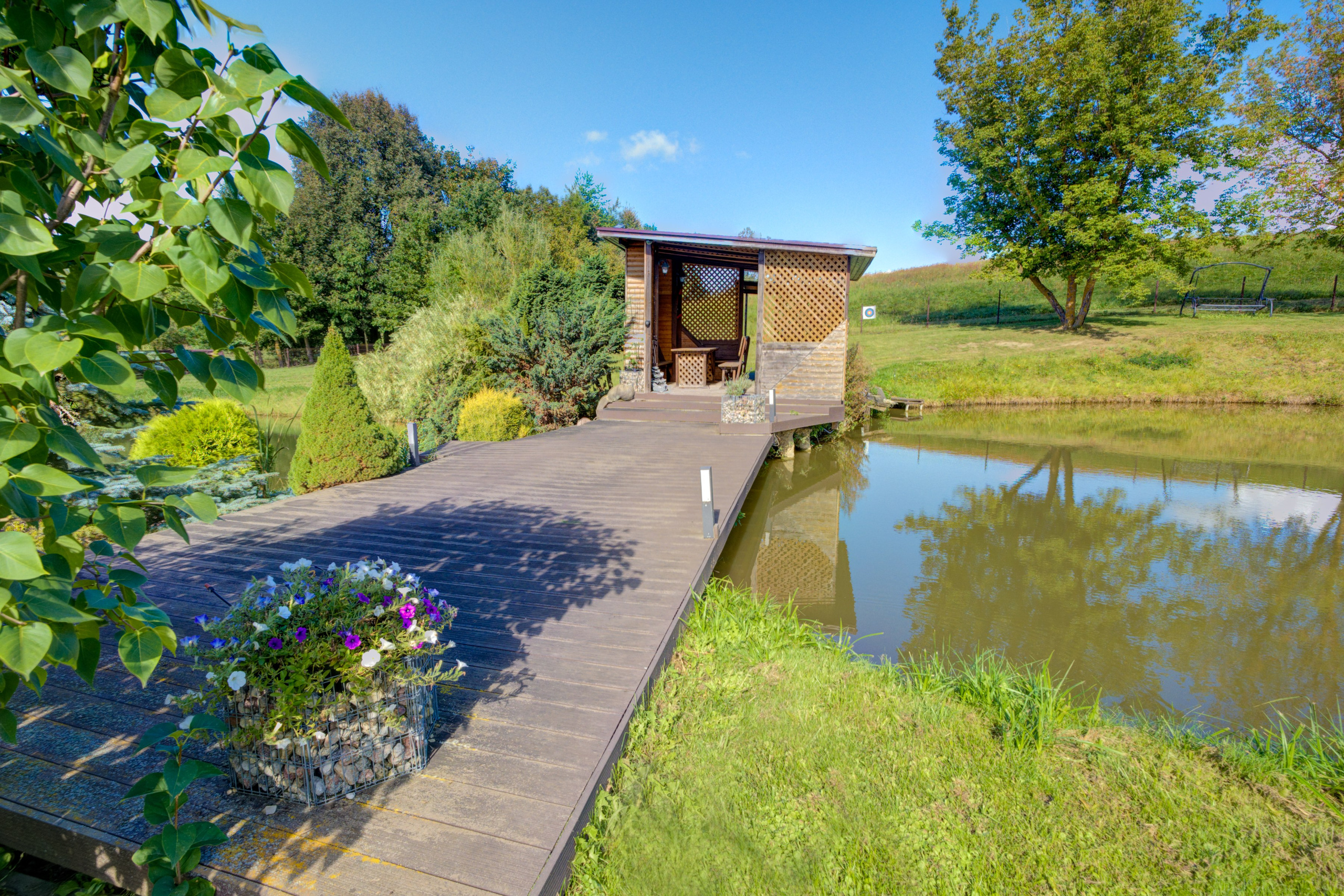 Sadyba Vinliaus r. prie ežero. Elina Sapiega fotografė Vilniuje