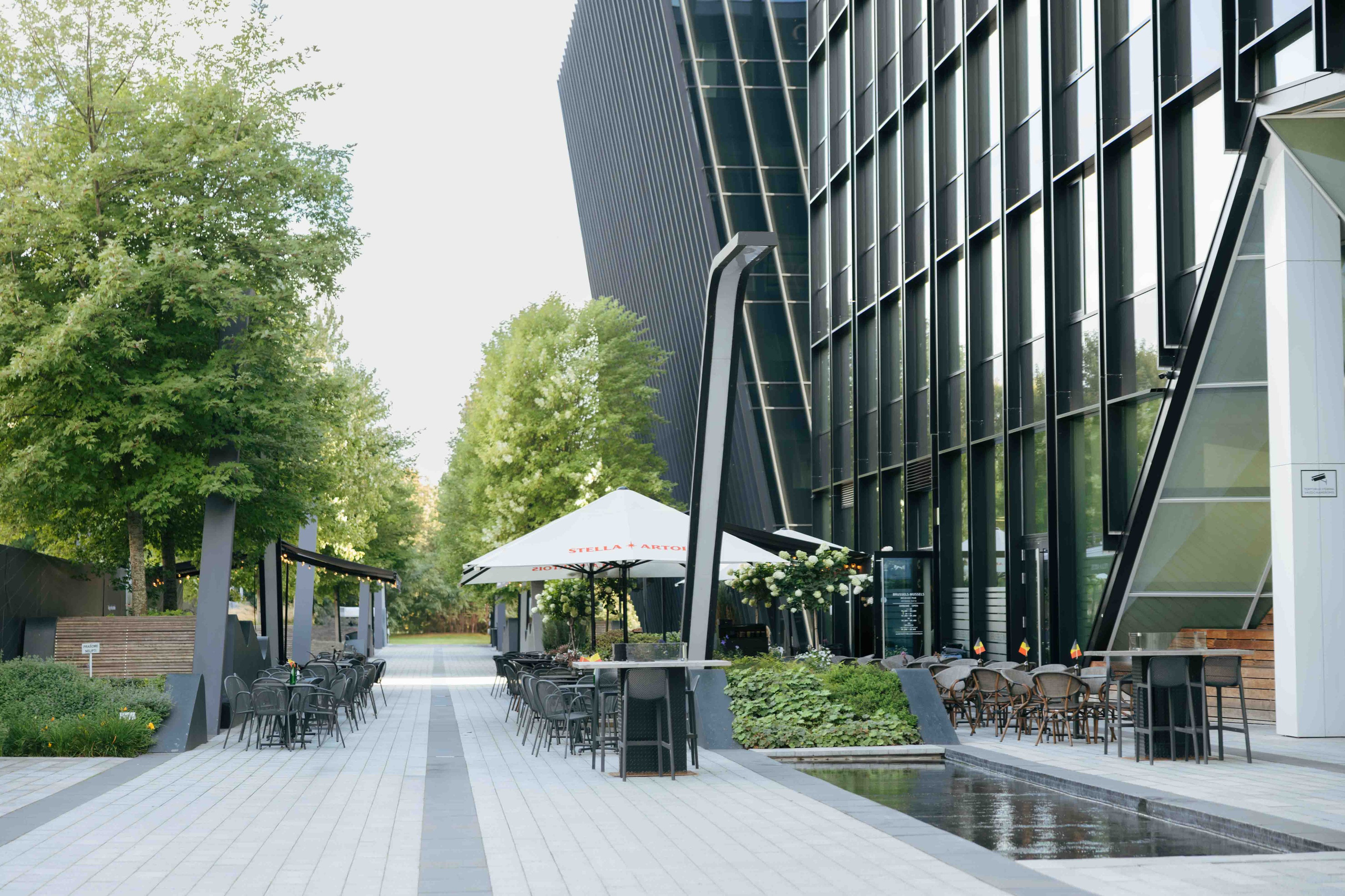 Modernios lokacijos fotosesijai Vilniuje. Framed by Evelina | Vestuvių fotografė