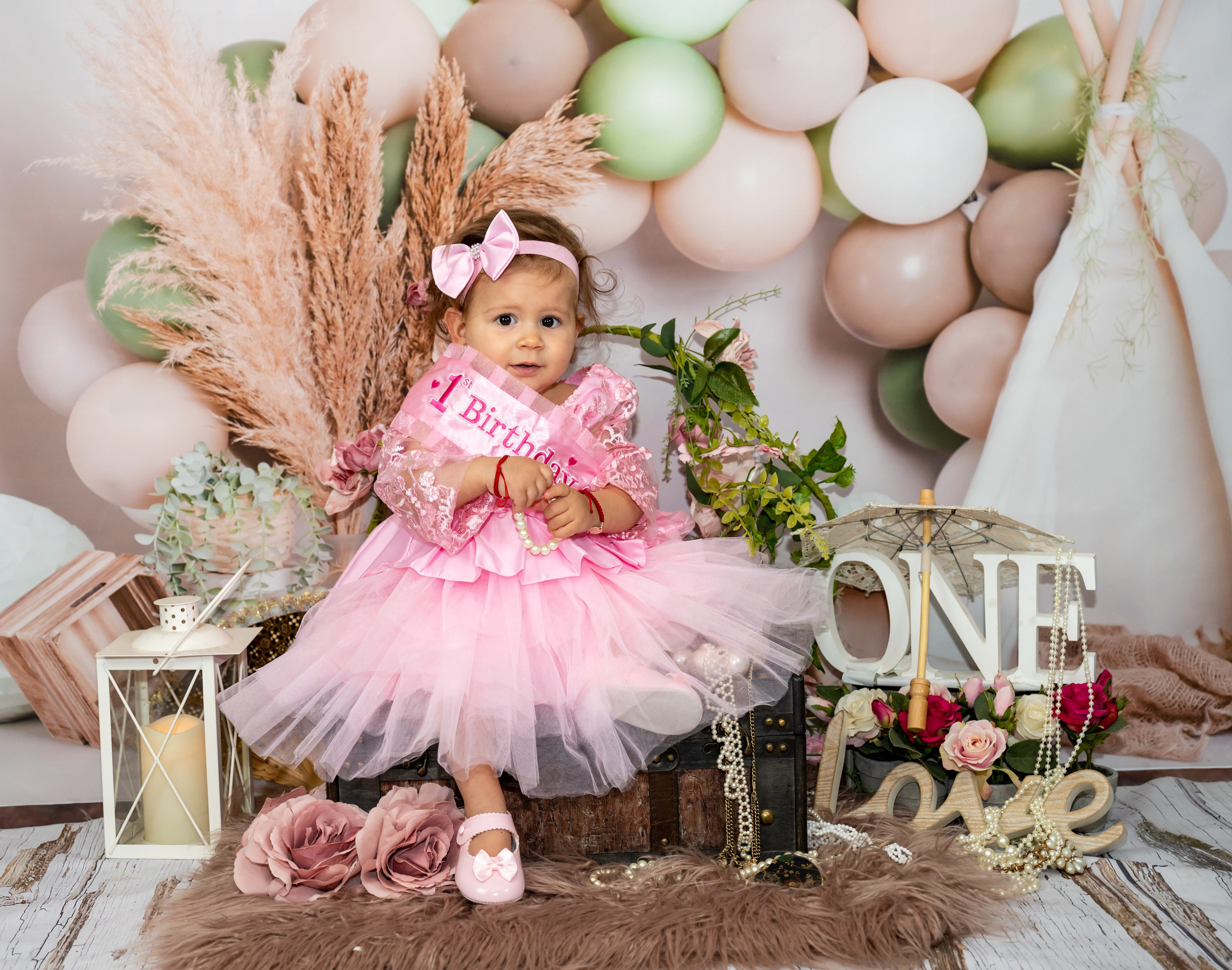 Smash the cake. Lucia Adam Family Photography
