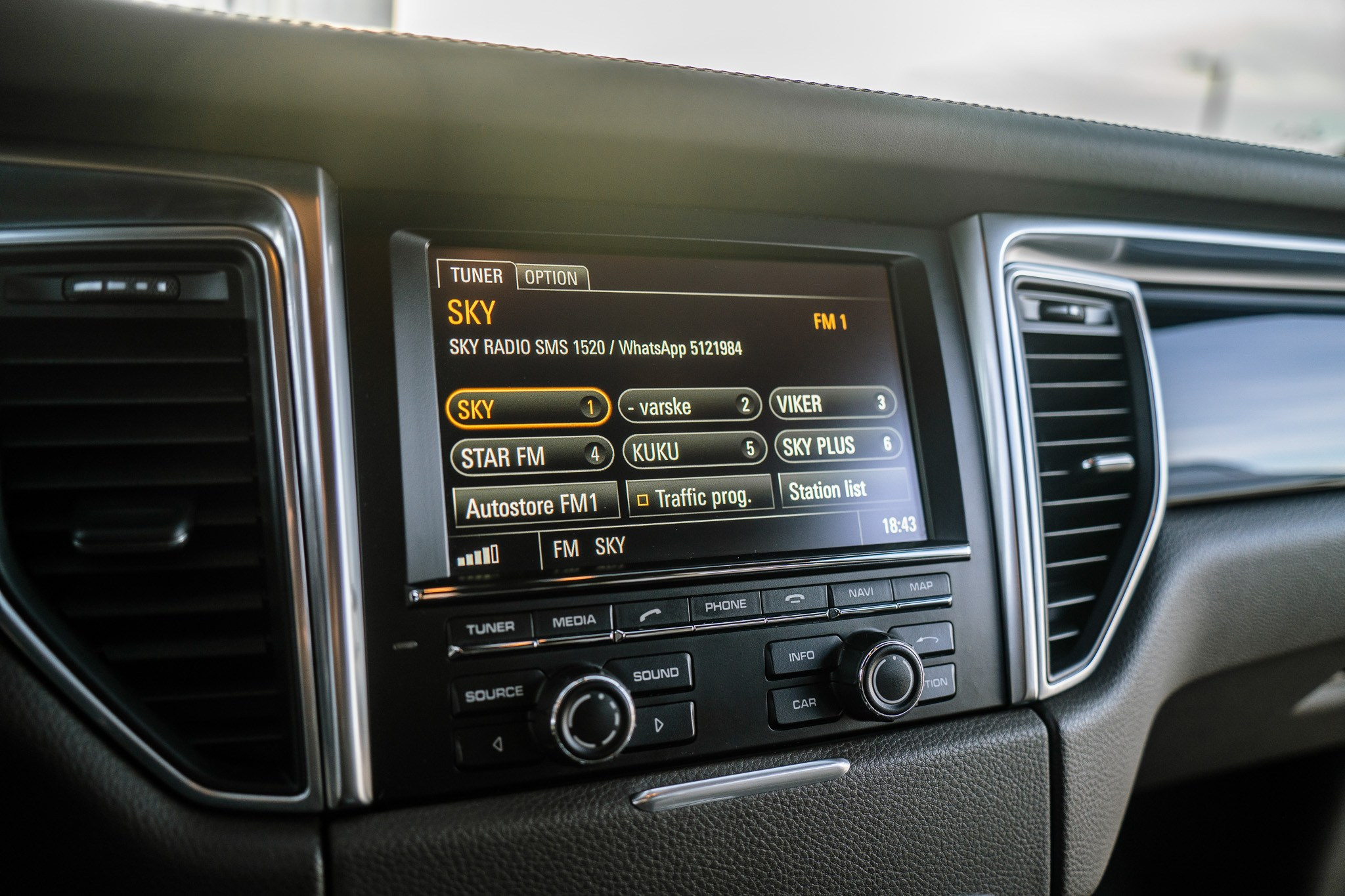 PORSCHE macan. LOHA VISUALS — AUTOMOTIVE PHOTOGRAPHY