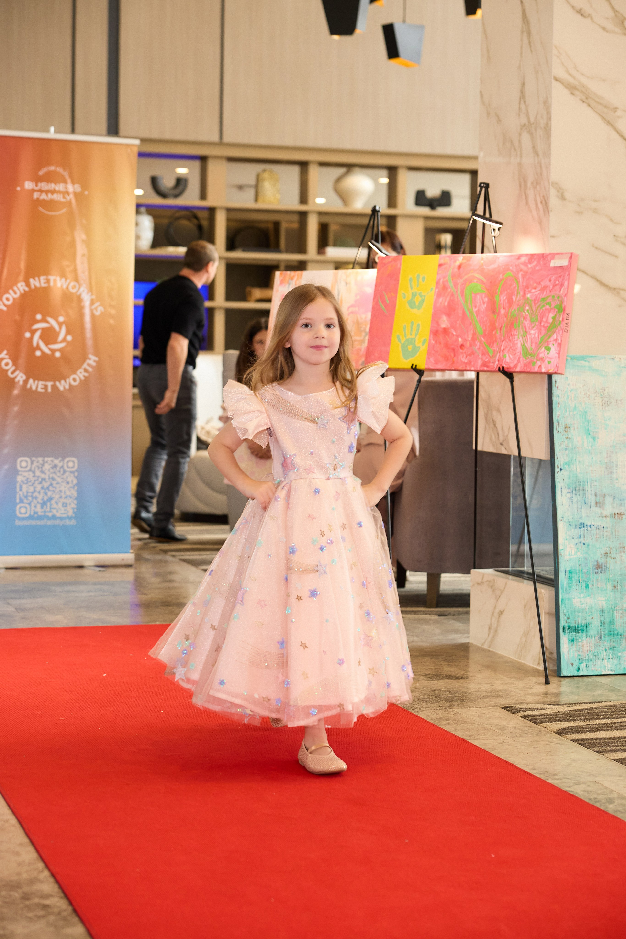 Авторская благотворительная художественная выставка Дианы Бортник. Фотограф Юлия Маковеева