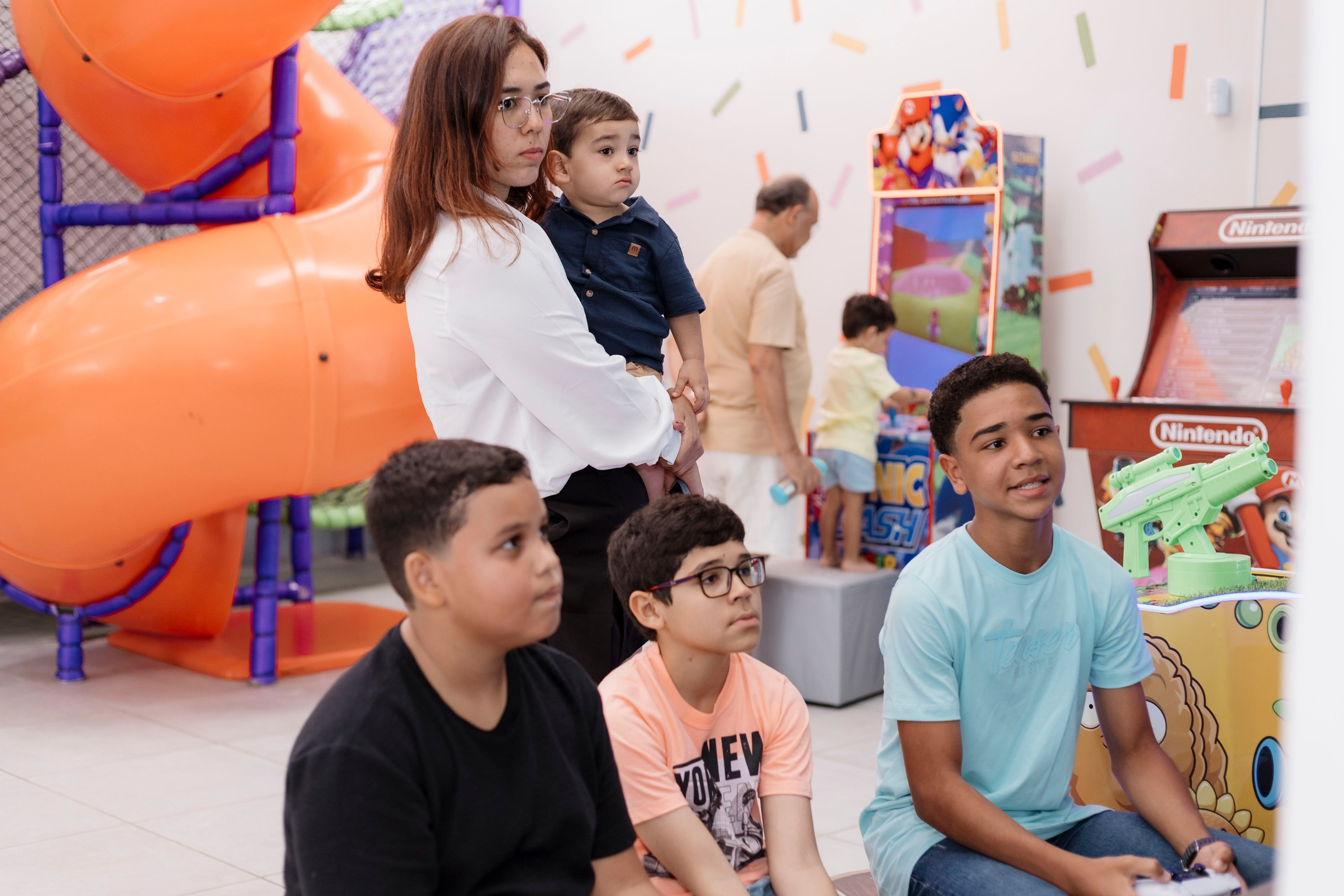 Joaquim no colo da família durante a festa de 2 anos