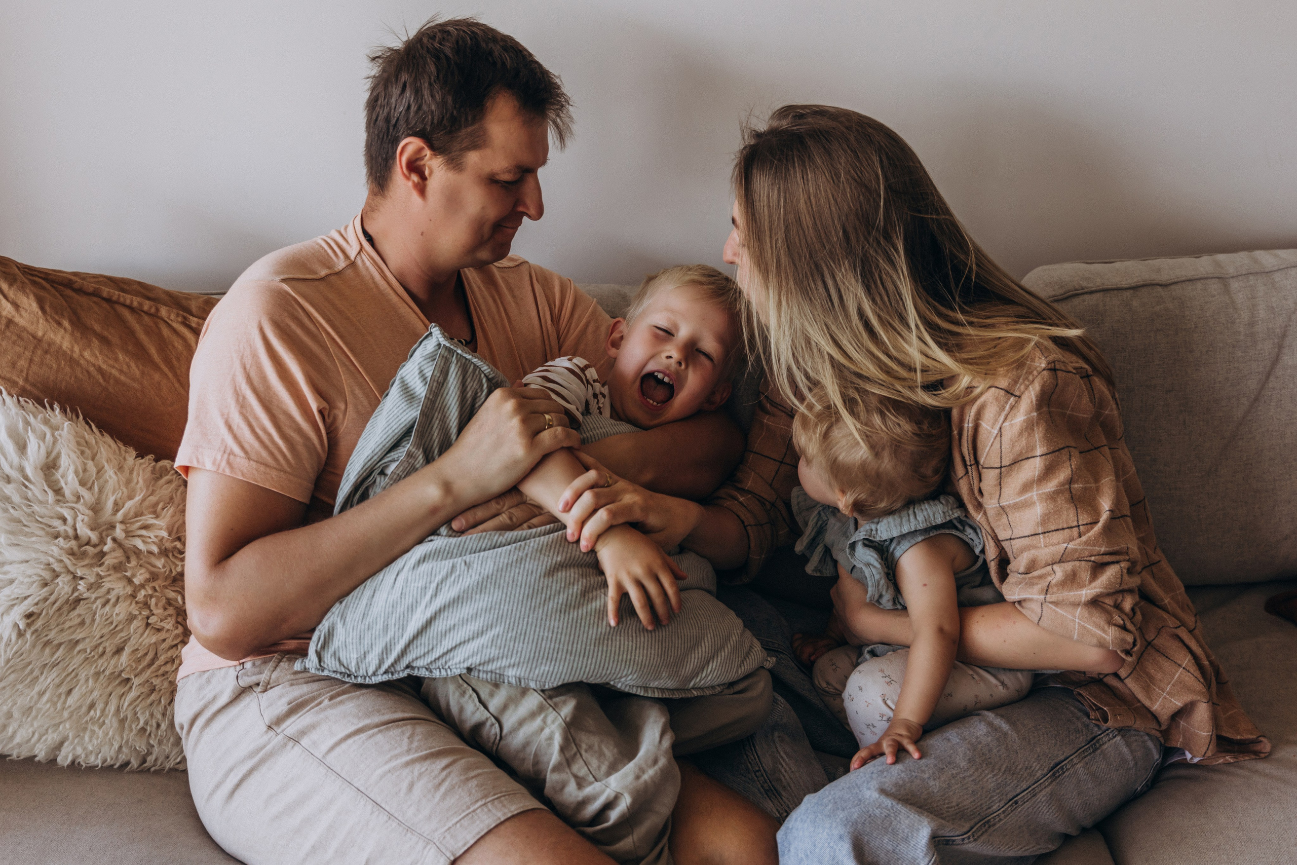 Lifestyle Family Photoshoot at Home — Cozy & Authentic Moments. Photographer in Santiago, Chile Anna Almazova