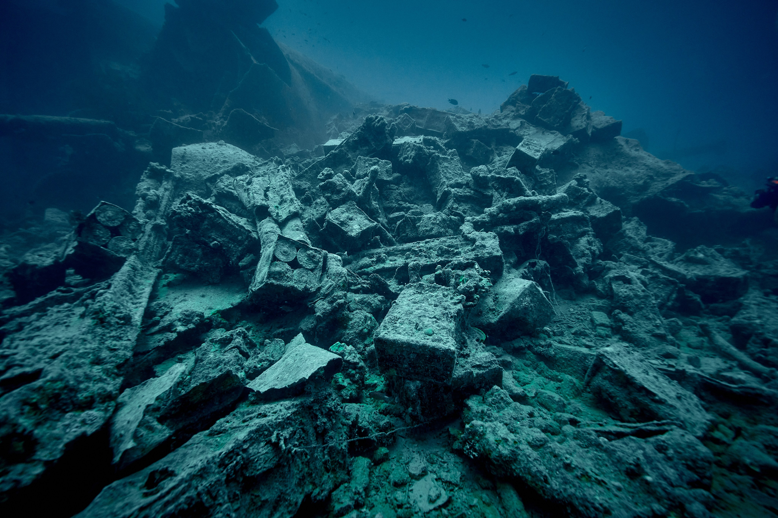 Underwater photographer Andriej Szypilow - photos of the mysterious SS Thistlegorm - sunken ship in the red sea