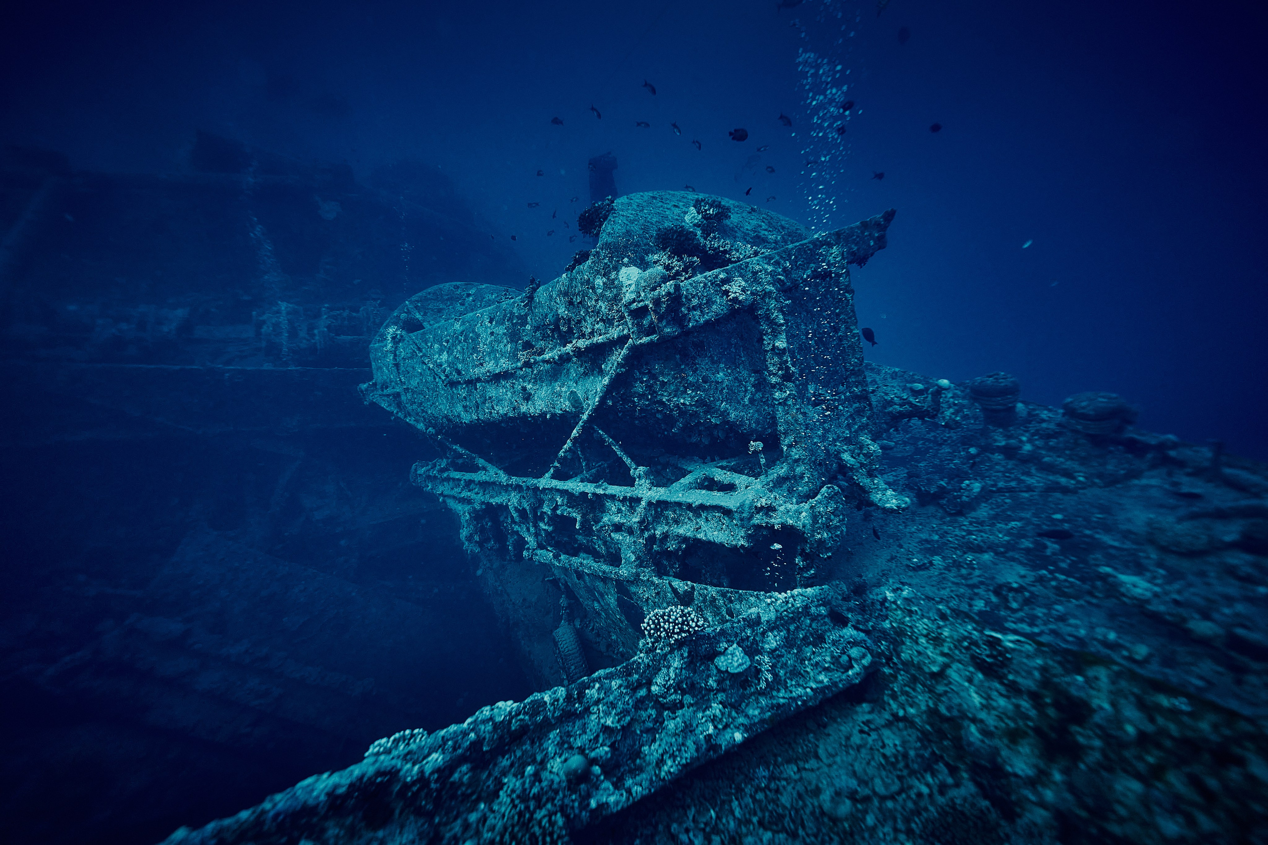 Underwater photographer Andriej Szypilow - photos of the mysterious SS Thistlegorm - sunken ship in the red sea