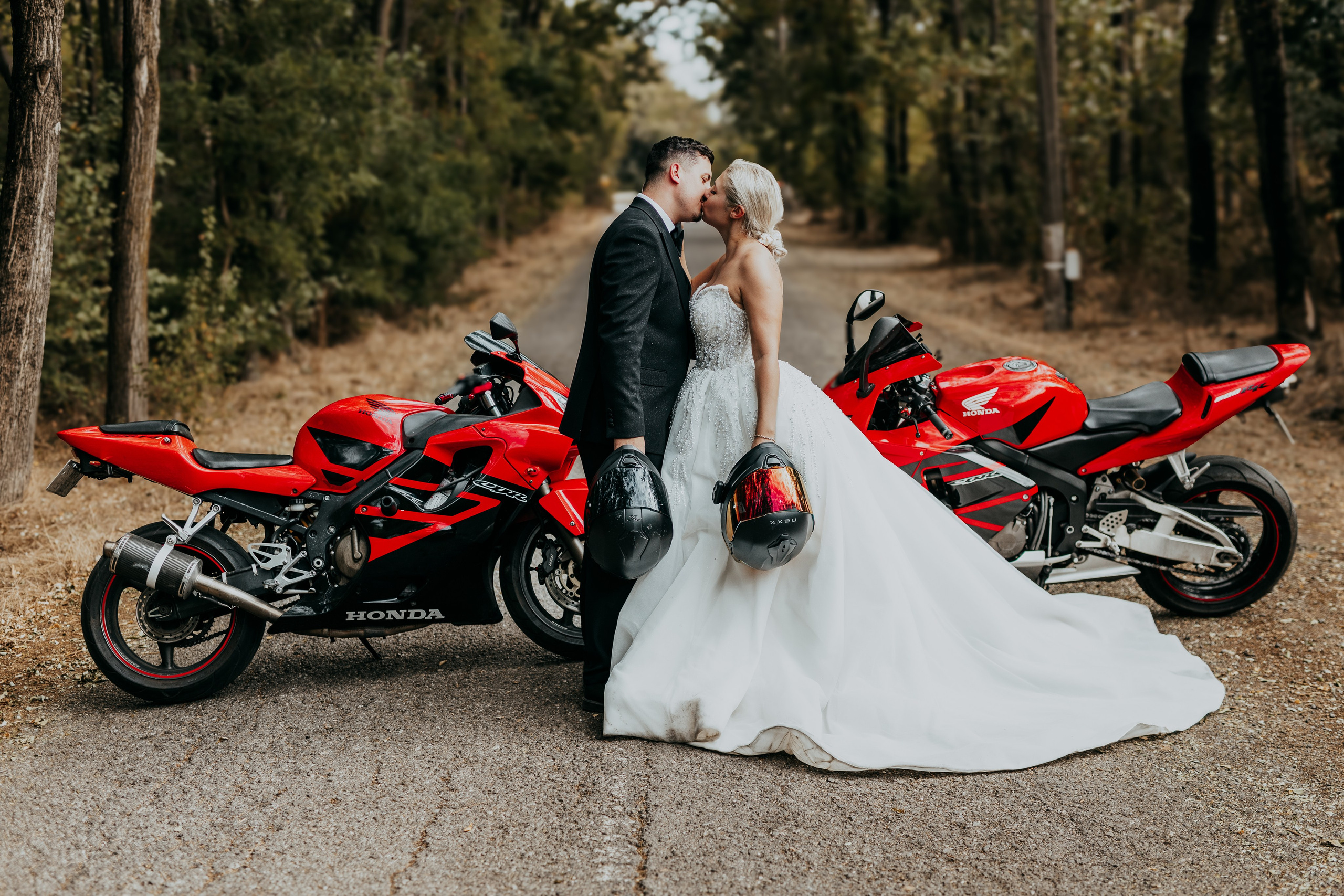 Trash the Dress cu motocicliști — ședință foto de poveste. Lucian Dedeu — Fotograf de nuntă și eveniment