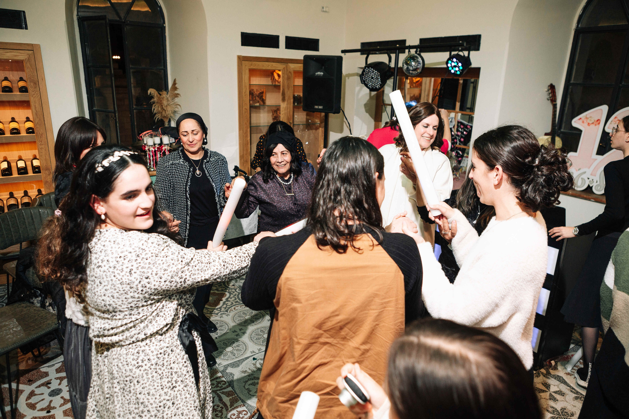 PARTY IN A RESTAURANT WITH THE WHOLE FAMILY. Https://shi-photo.com/