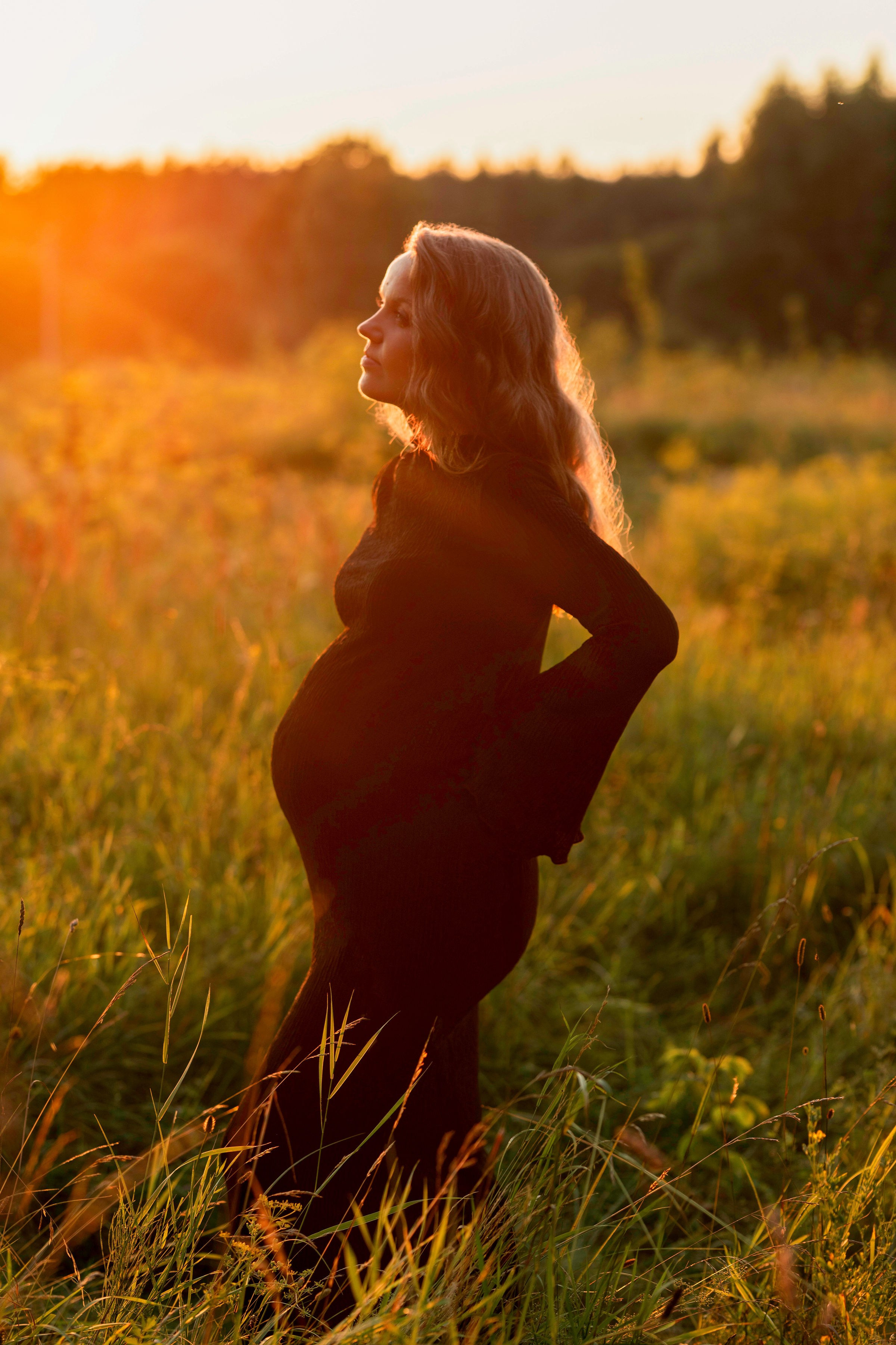 VIKTORIJA IR LINAS | LAUKIMO FOTOSESIJA PIEVOJE. Vestuvių ir nėščiųjų fotografė Raminta Razmaitė