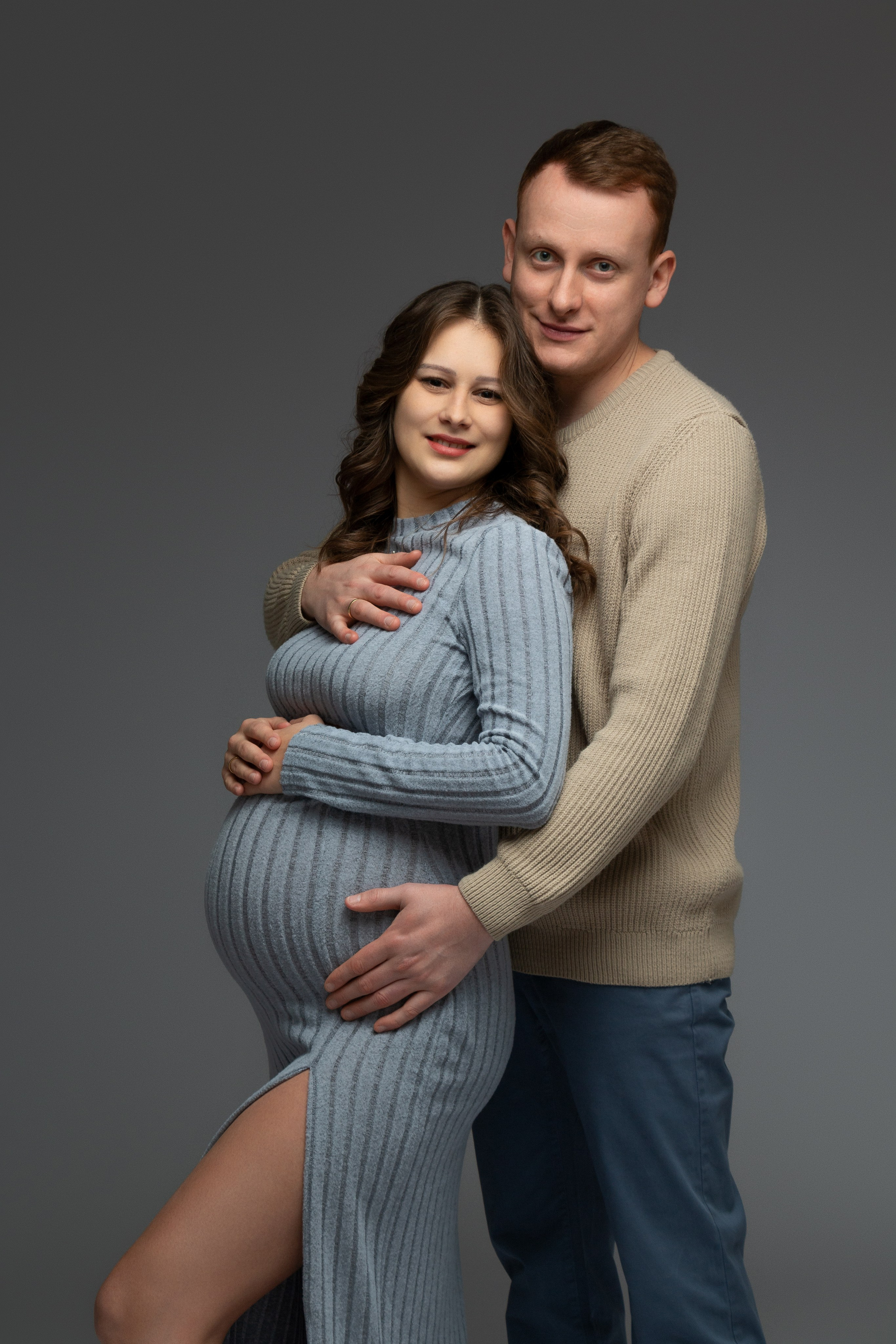 Gemeinsame Vorfreude – Natalia und Partner zeigen ihre Verbundenheit