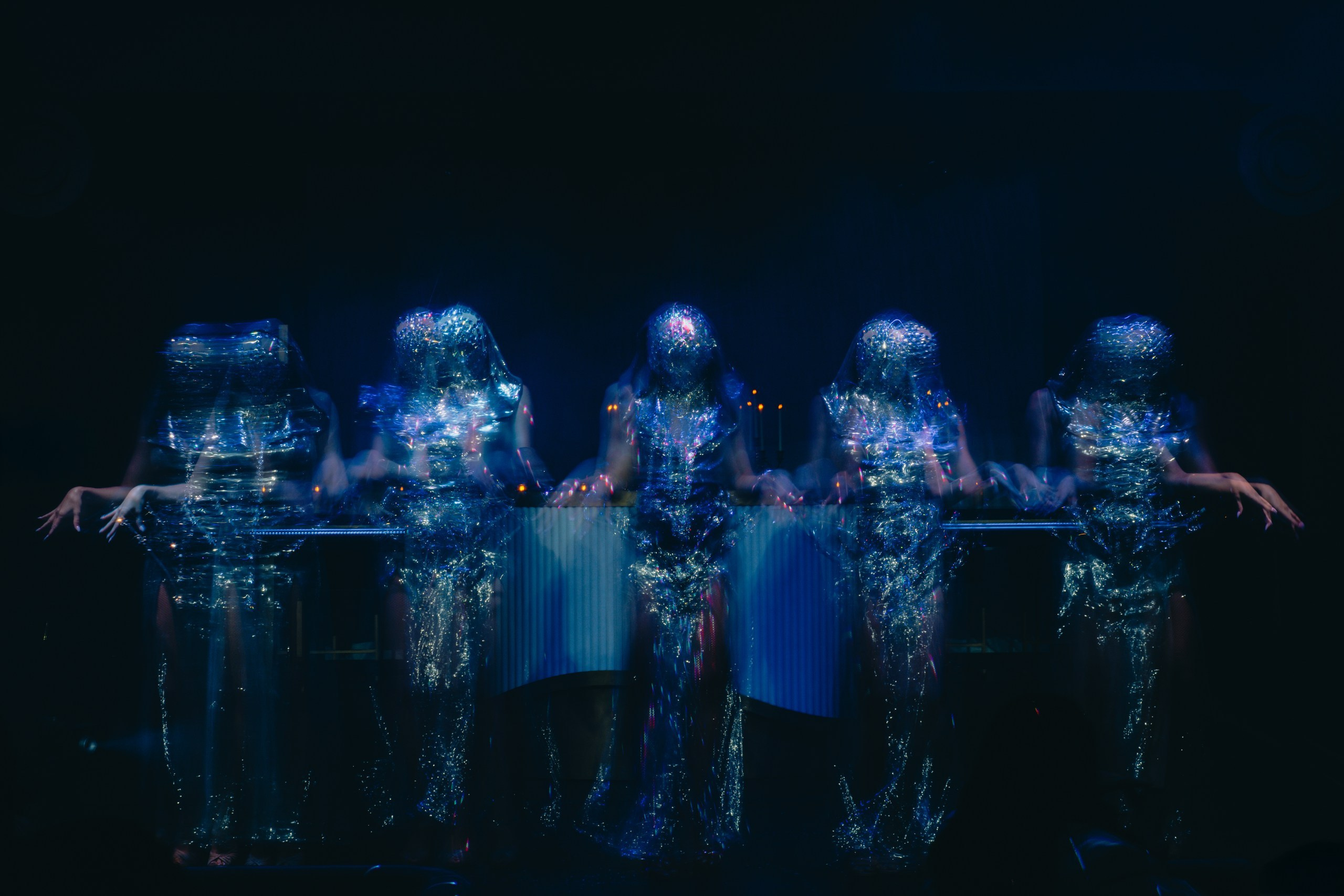 Характерный портрет на vibrant текстильных рынках Старого Дубая.