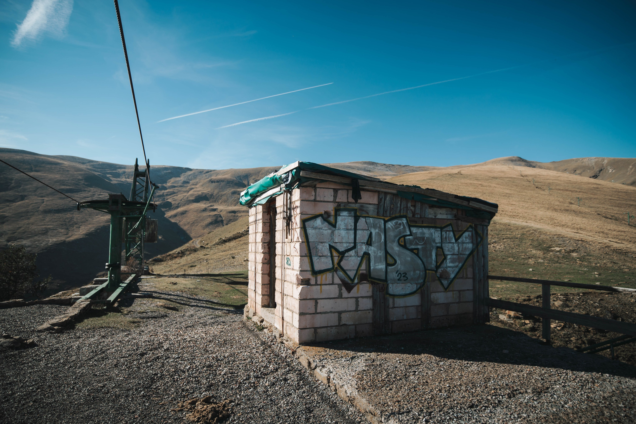 Salto de agua Mainera, Estación de esquí abandonada, Llesui. Alba del Norte Studio