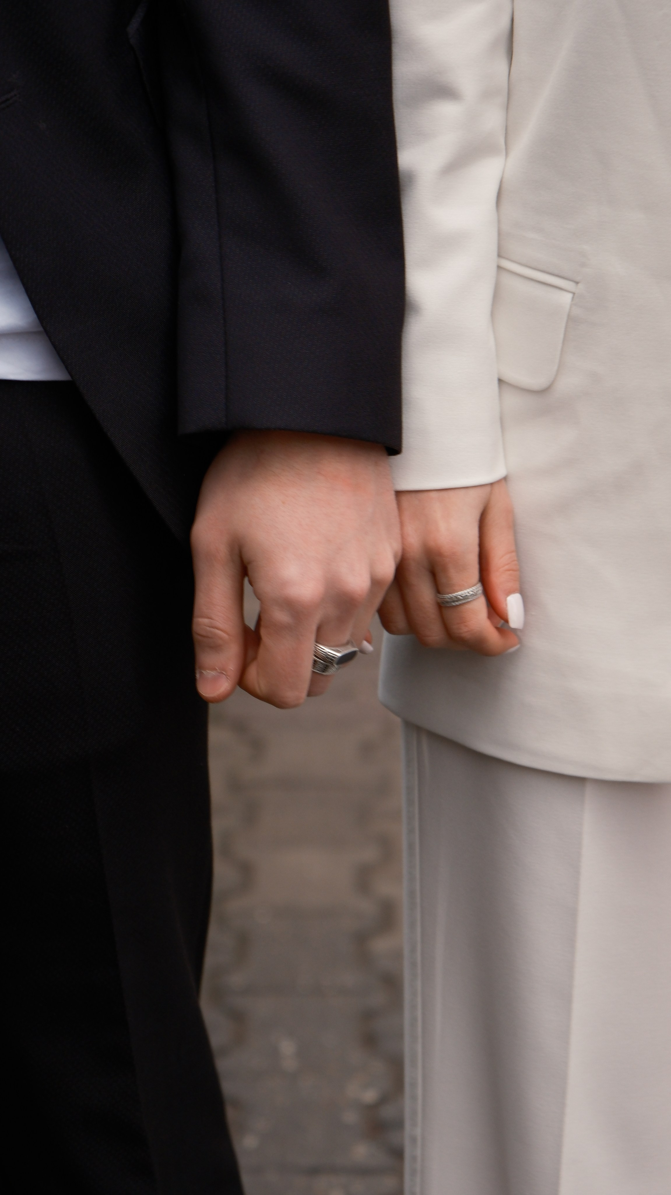 Red satin. Wedding photography — EMU Photos