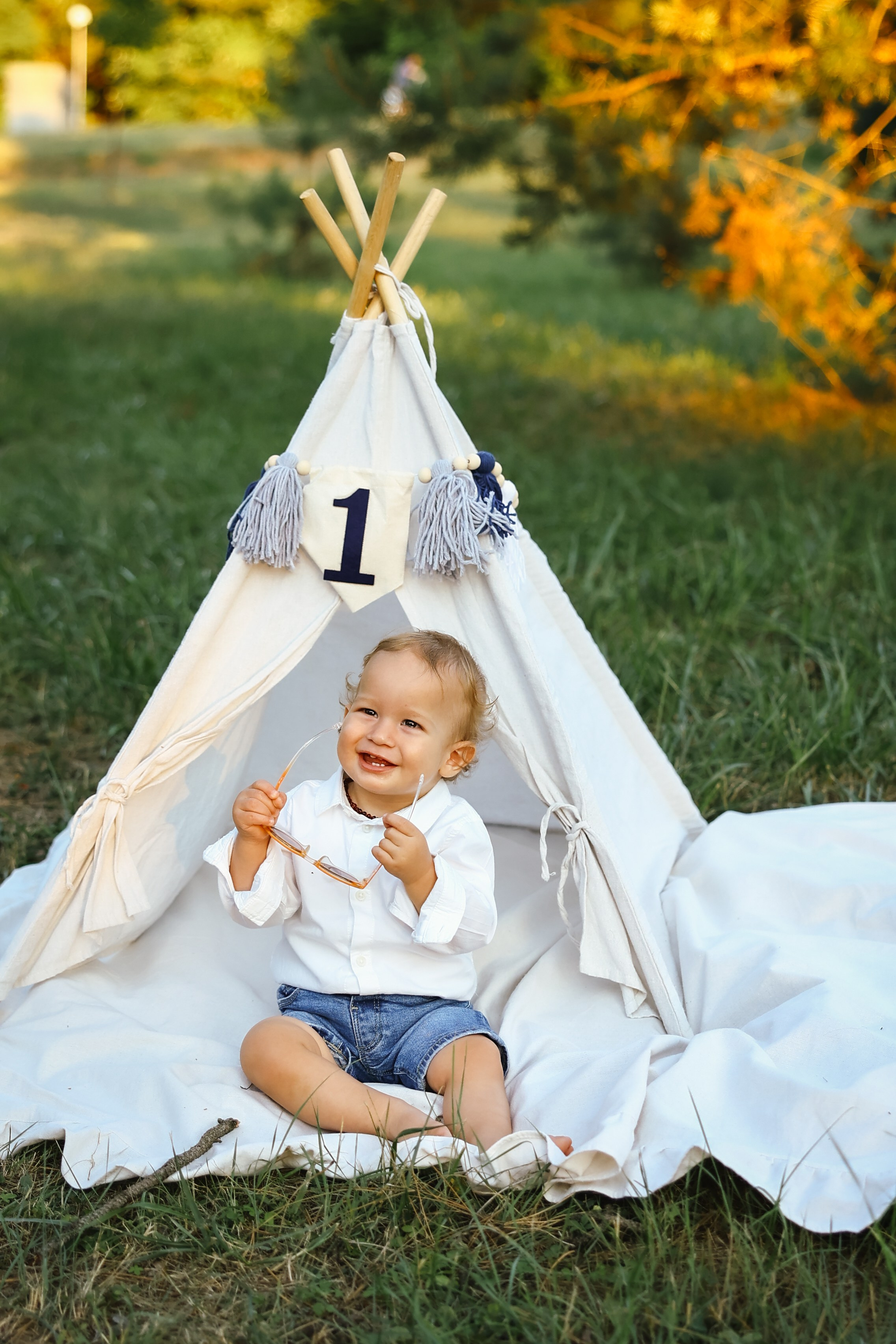 Prvi rođendan je poseban — i za dete, i za roditelje.To su prvi koraci, prvi osmesi, sveće koje se gase uz uzbuđenje cele porodice.Na takvim slavljima fokusiram se na spontane trenutke, toplu atmosferu i dečiju radoznalost — jer upravo ti trenuci pričaju pravu priču.