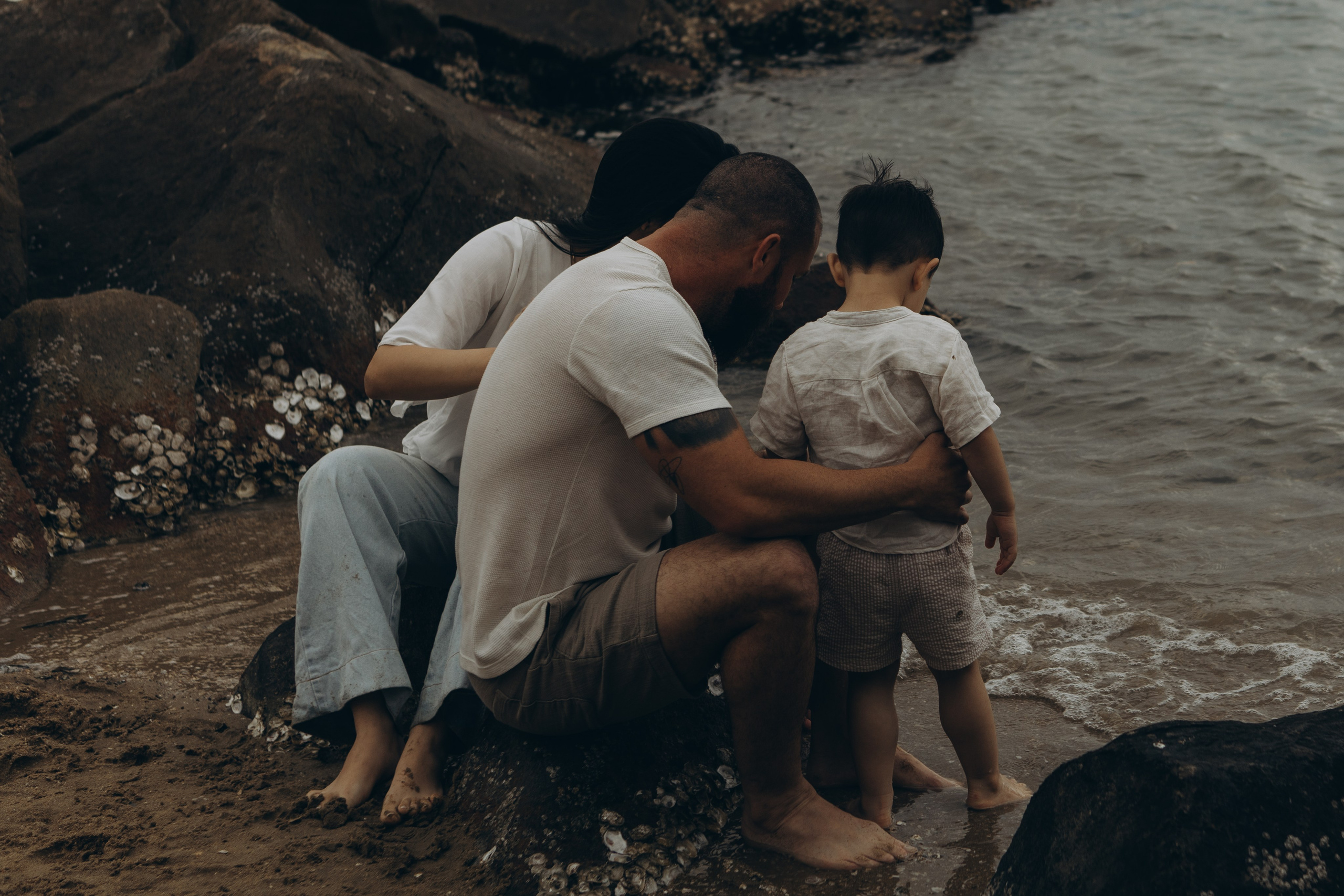 pais brincando com filhos em ensaio ao ar livre em Sorocaba
