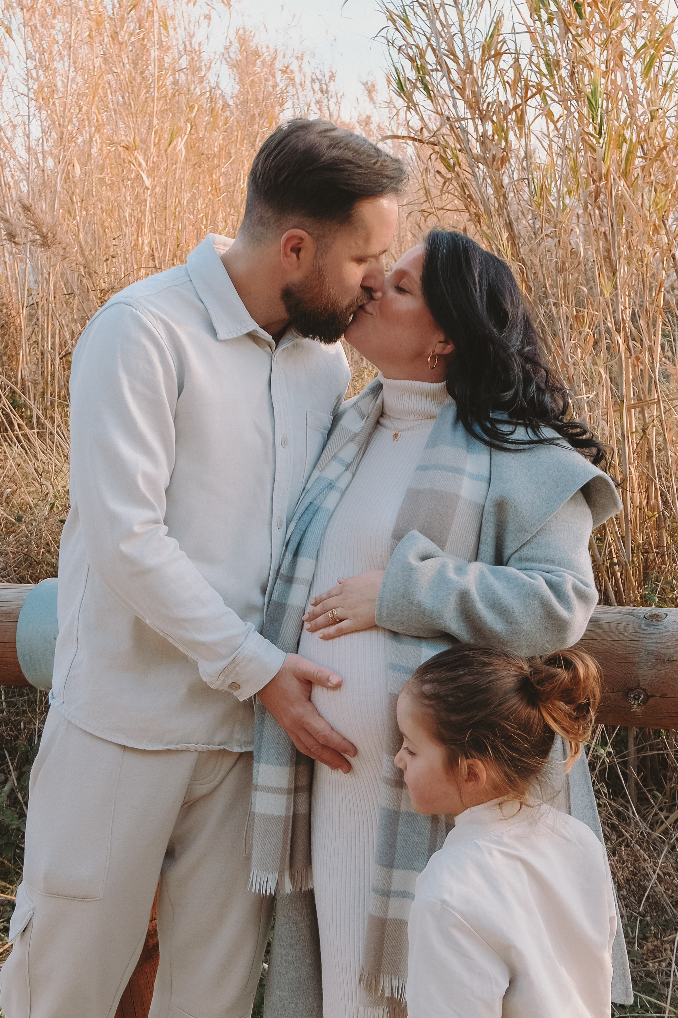 Sesión familiar embarazo. Fotografía profesional en Calafell - Elena Medvedeva