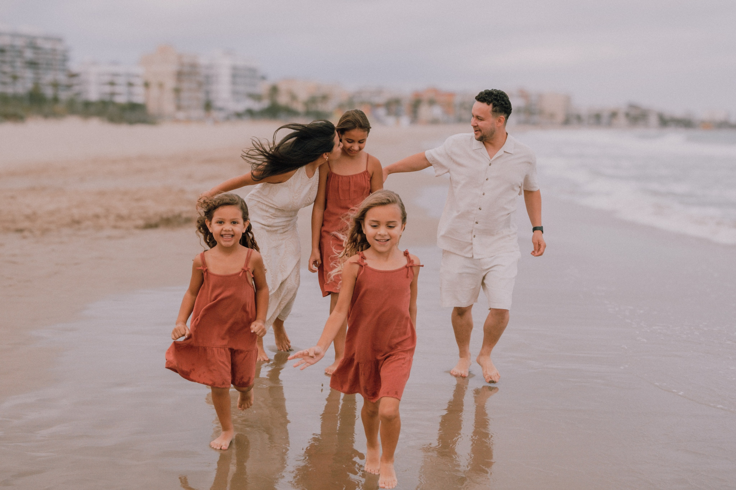 Семейная фотосессия на пляже. Профессиональная фотосъемка в Калафелле — Елена Медведева