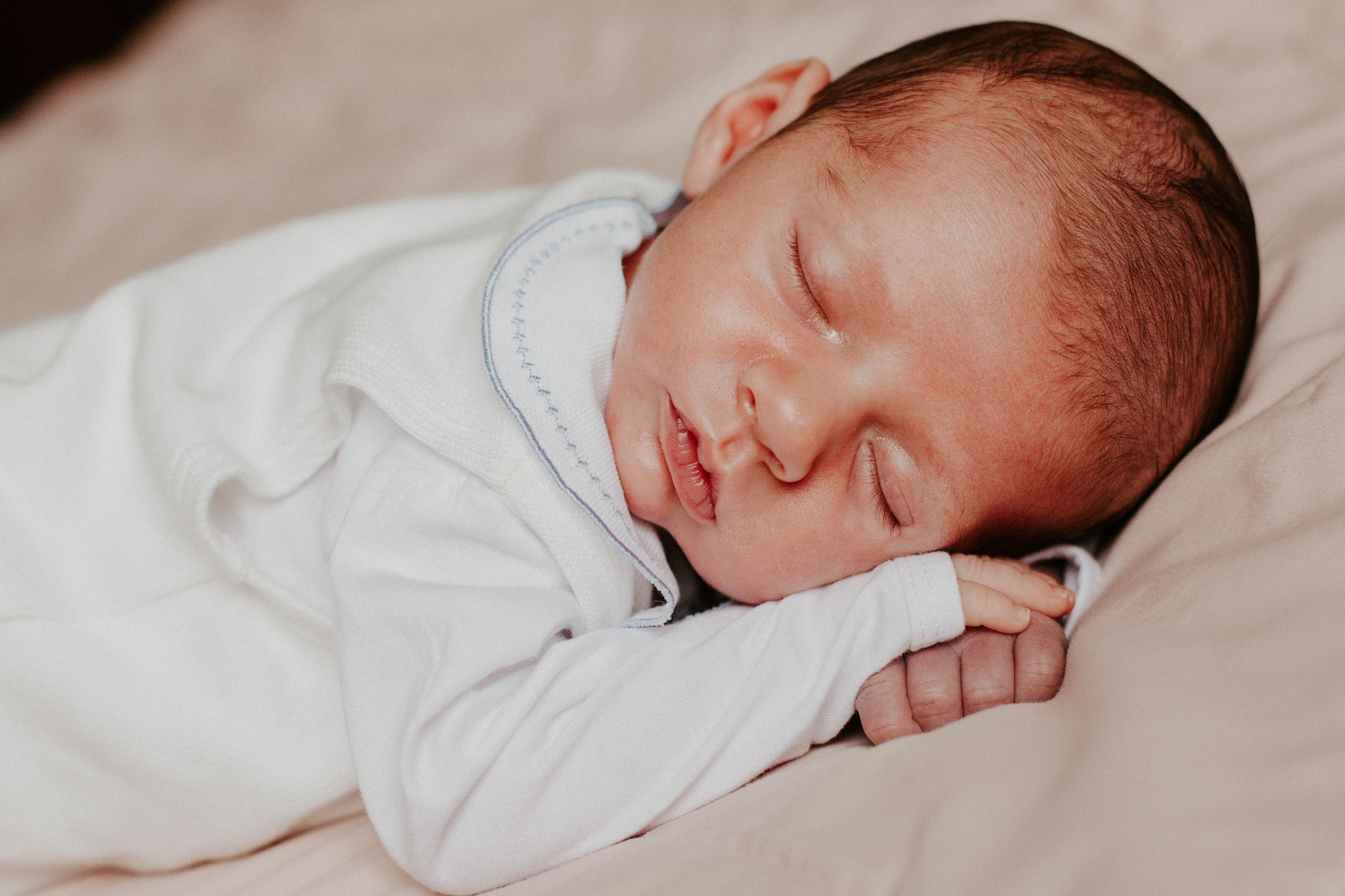Bebê em casa. Fotógrafa de família