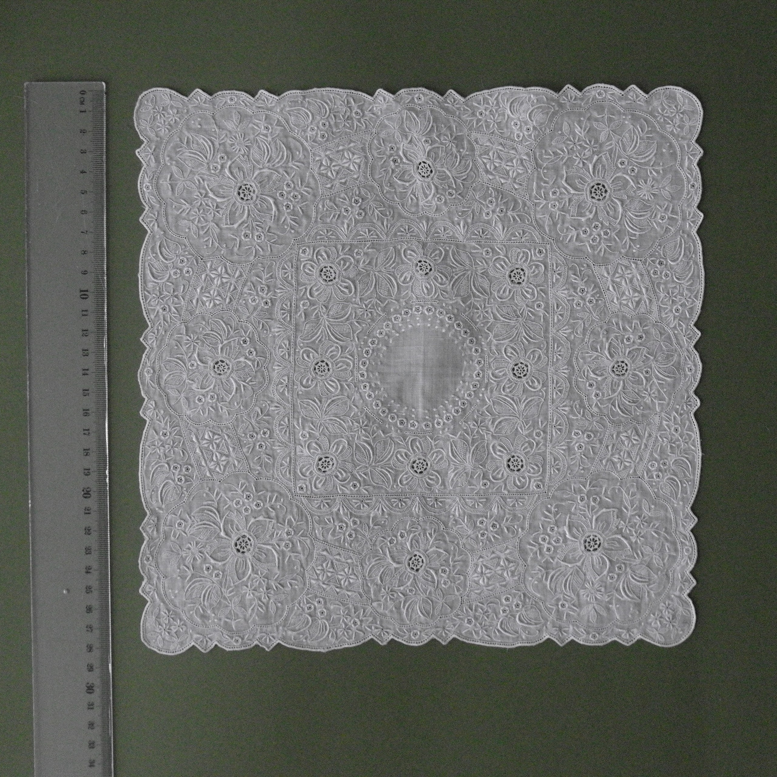 Lace napkins2. Современнные и актикварные украшения в Барселоне, Москве и Санкт-Петербурге