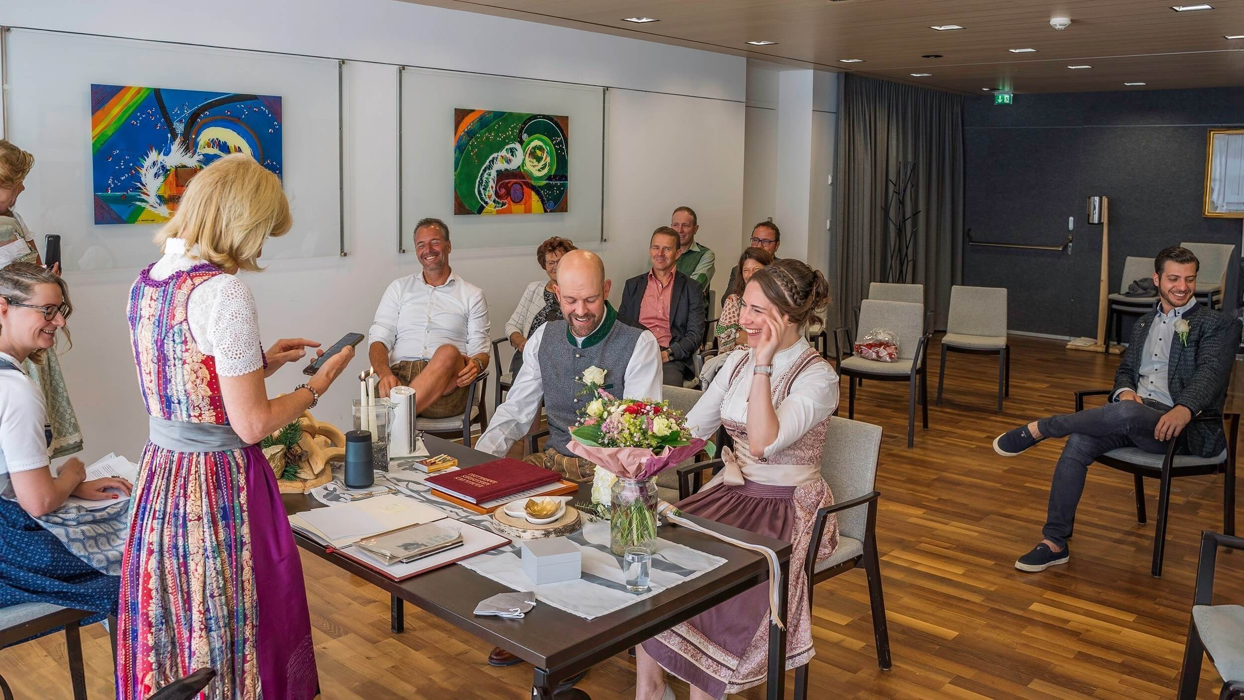 Braut und Bräutigam bei der Trauung im Standesamt Sölden.