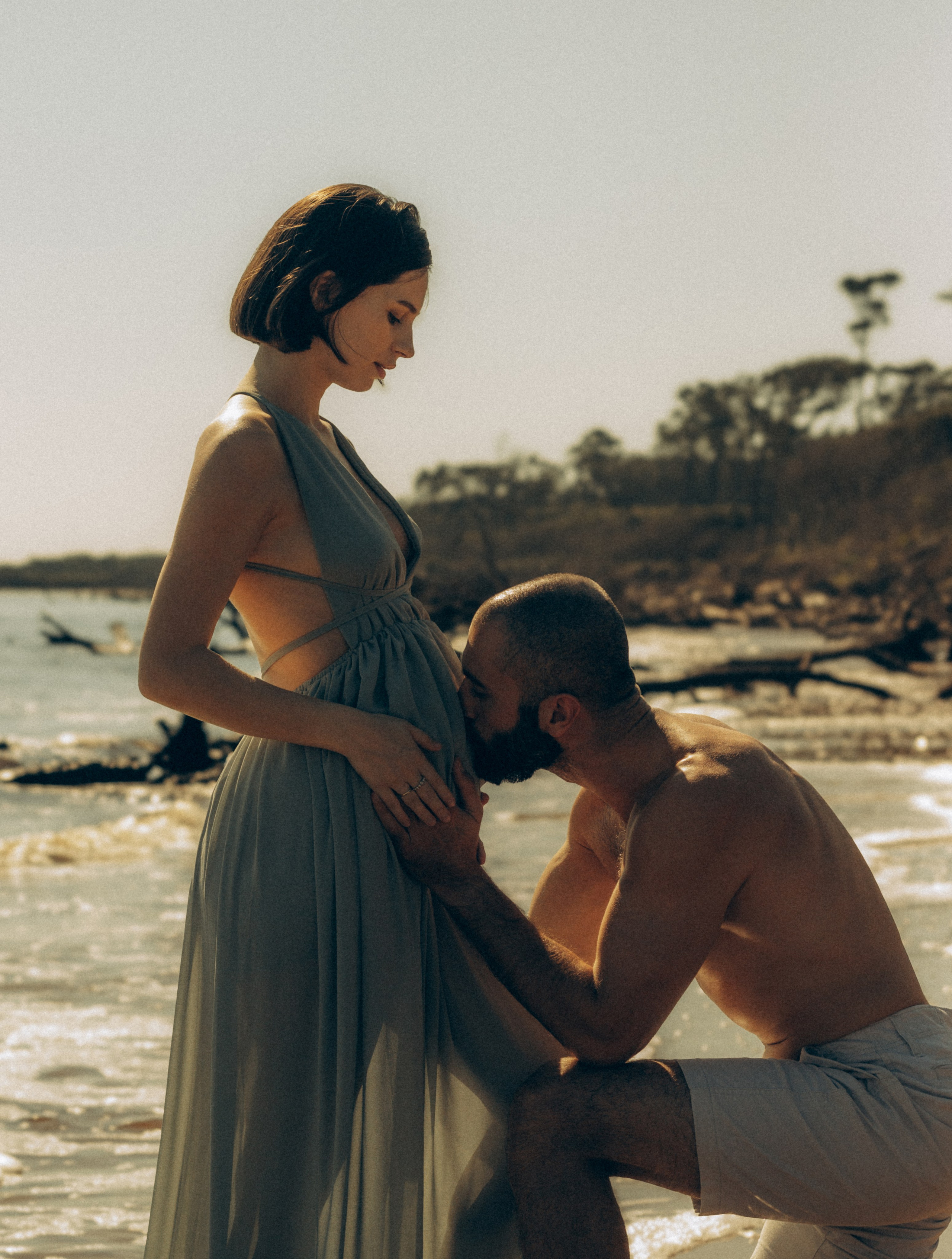 Maternity photoshoot at the beach. Portrait and couples photographer in Florida, Valeriia Honcharova