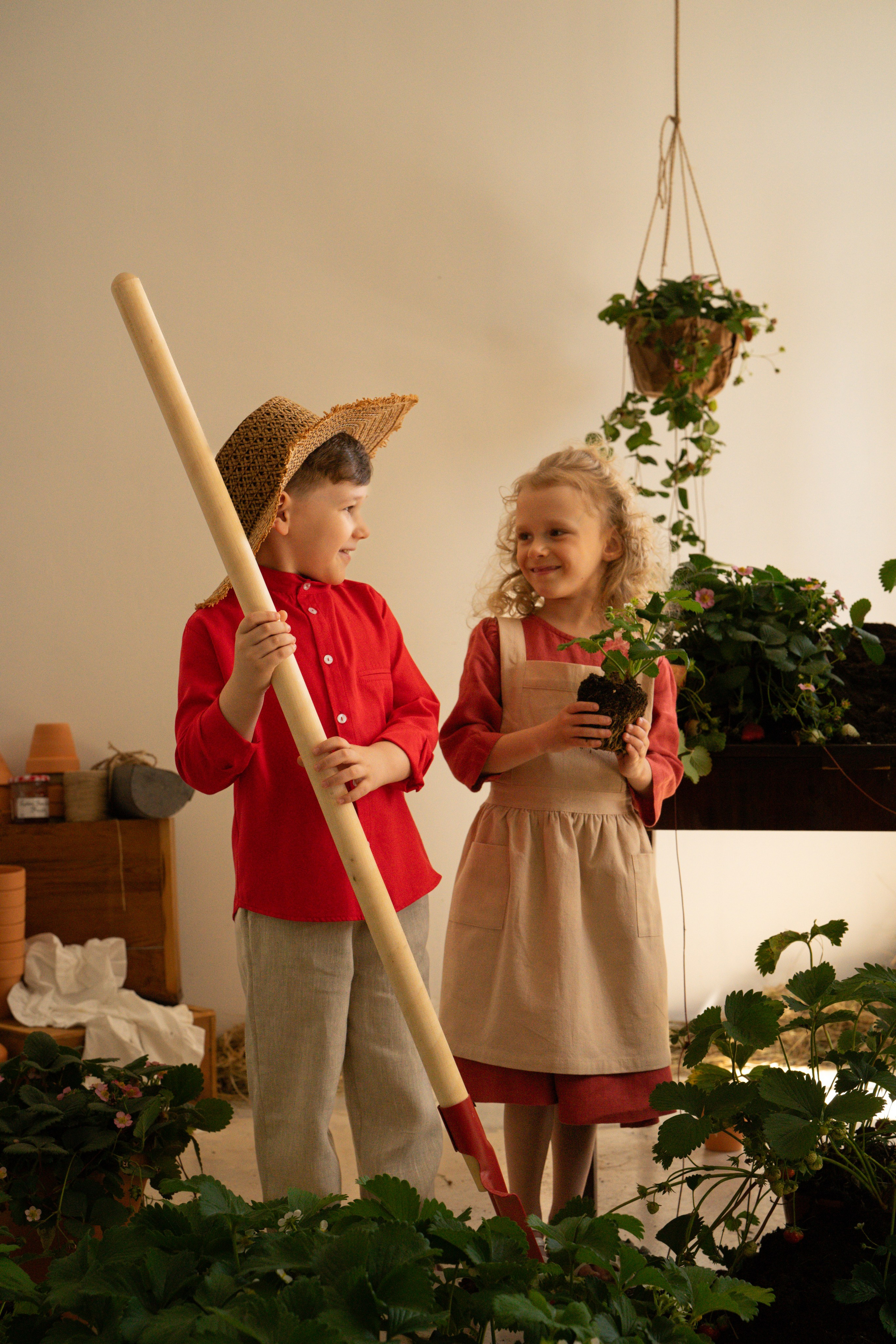 Маленькие садоводы. Ваш фотограф Tetiana Kolos, найду самый удачный ракурс и словлю момент