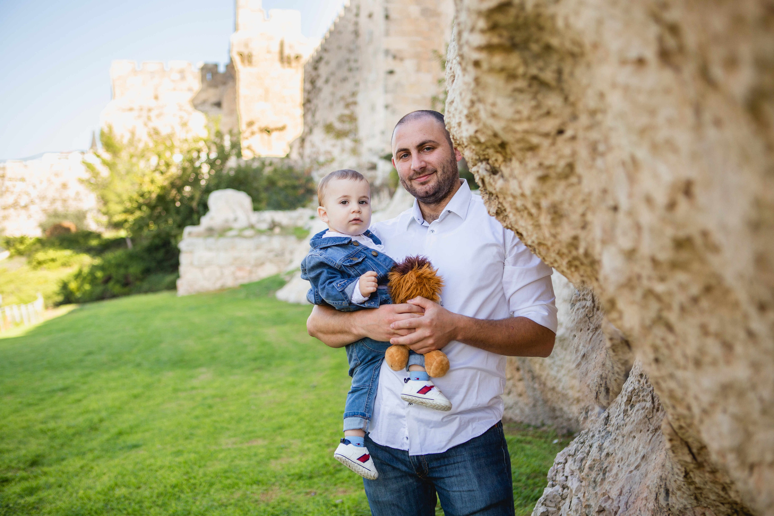 AT THE WALLS OF THE OLD CITY. PHOTOGRAPHER IN ISRAEL