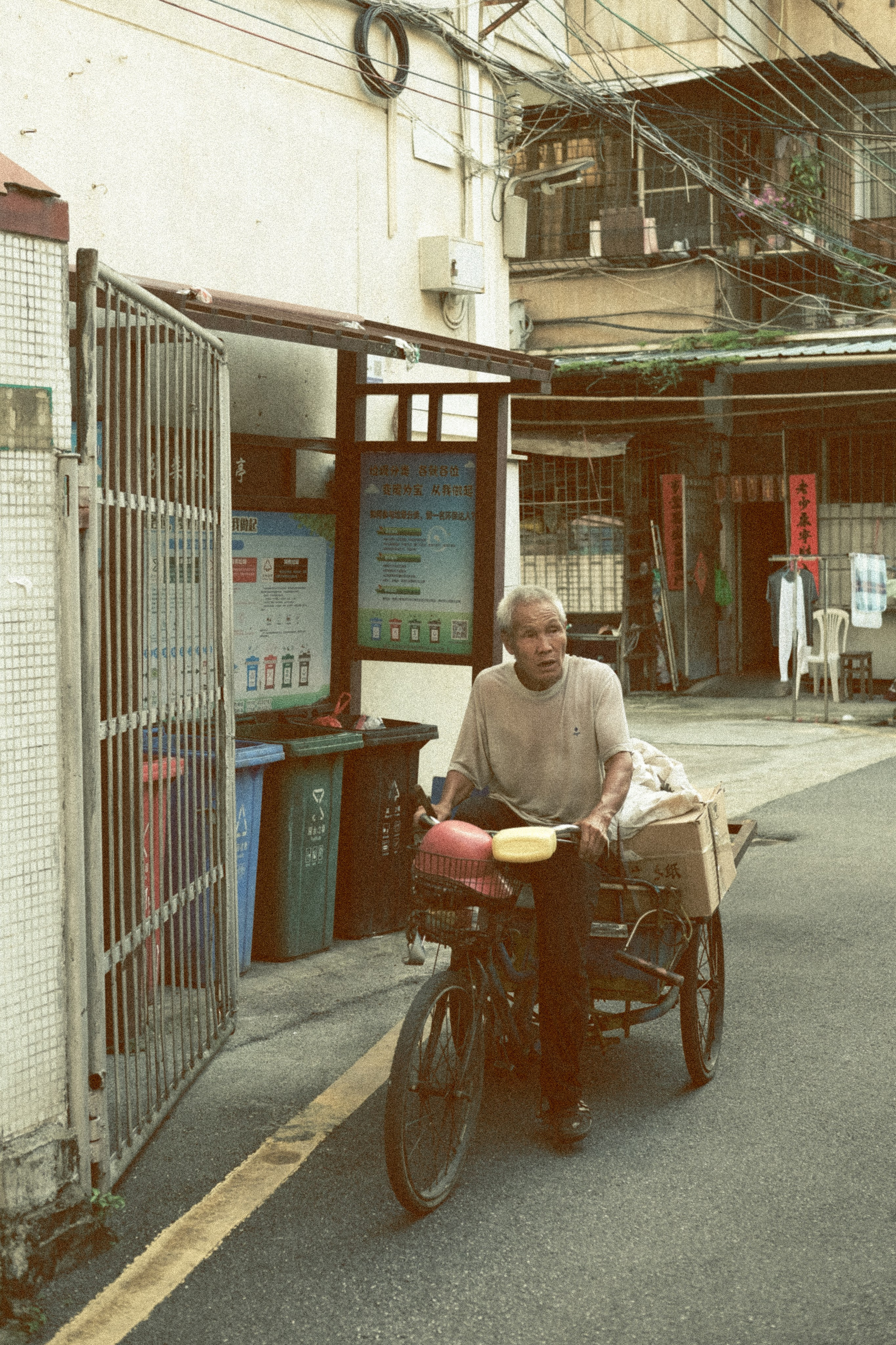 The Life of the Others | 街头摄影 | Zhaoqing 肇庆 Street Photography 街头摄影 | China 🇨🇳