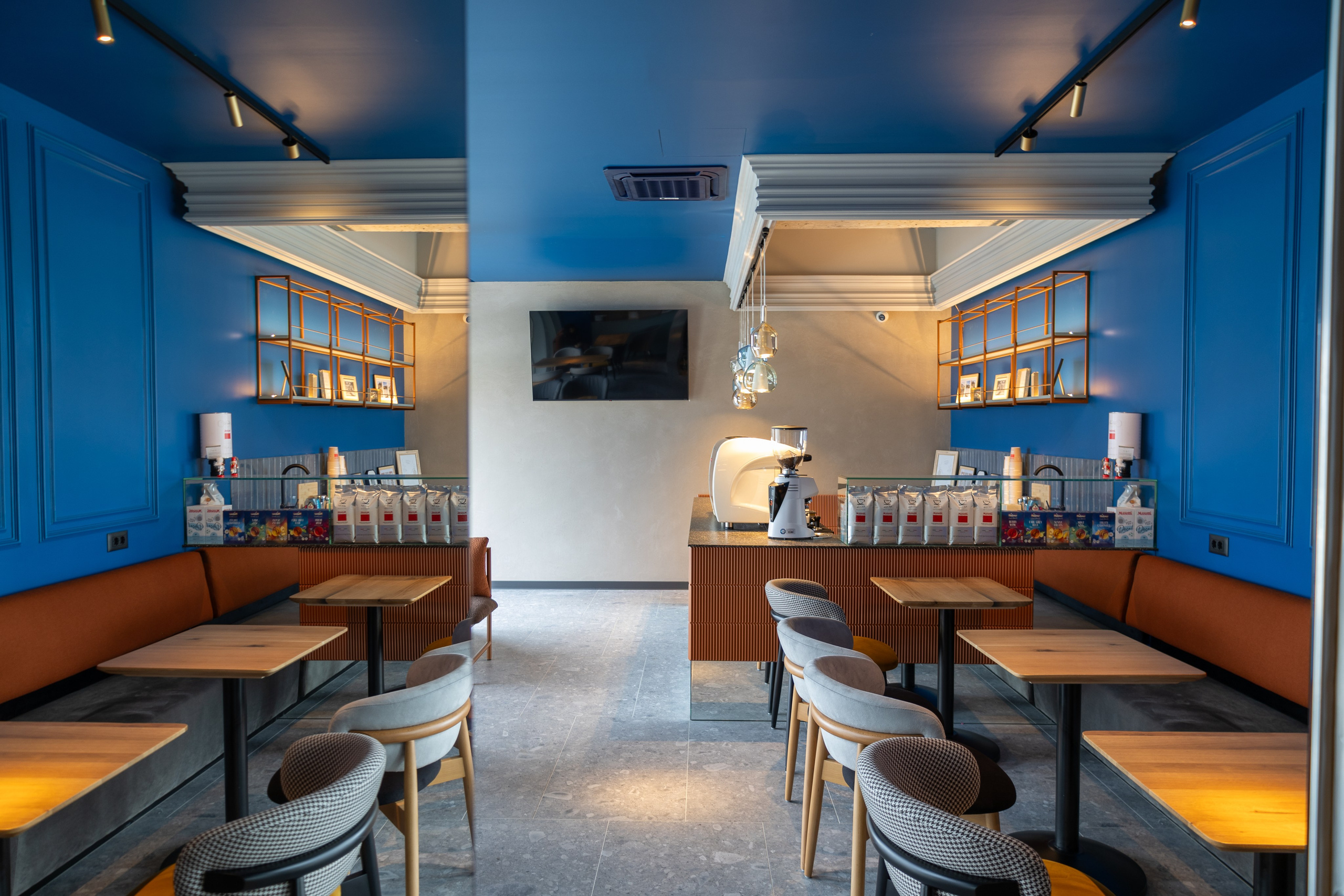 Cafenea “Monte Carlo” Buhuși. Fotograf. Lucrez cu oameni, produse și spații. Portret și fotografie creativă. Bacău, România. Lidia Savinoiu