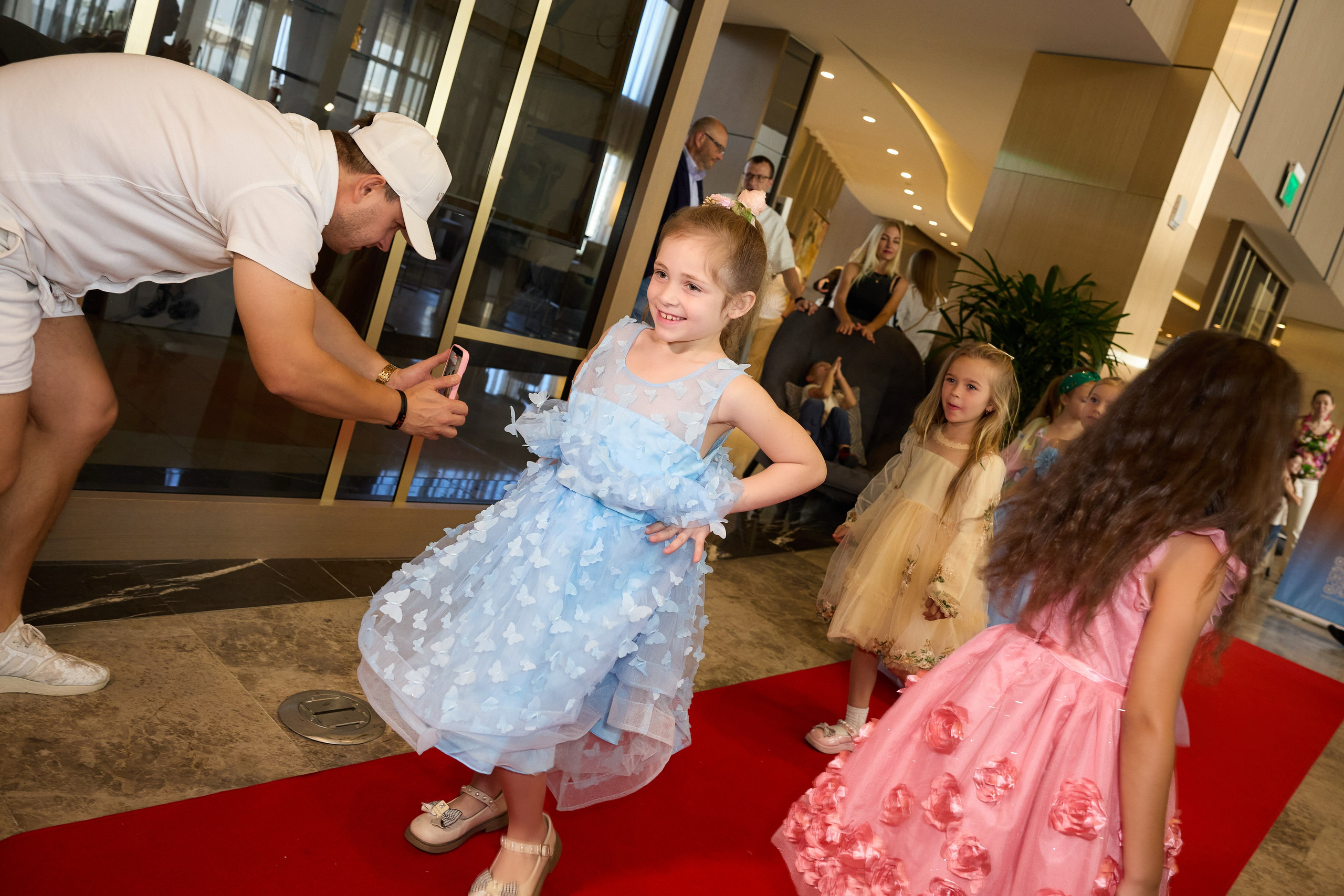 Авторская благотворительная художественная выставка Дианы Бортник. Фотограф Юлия Маковеева