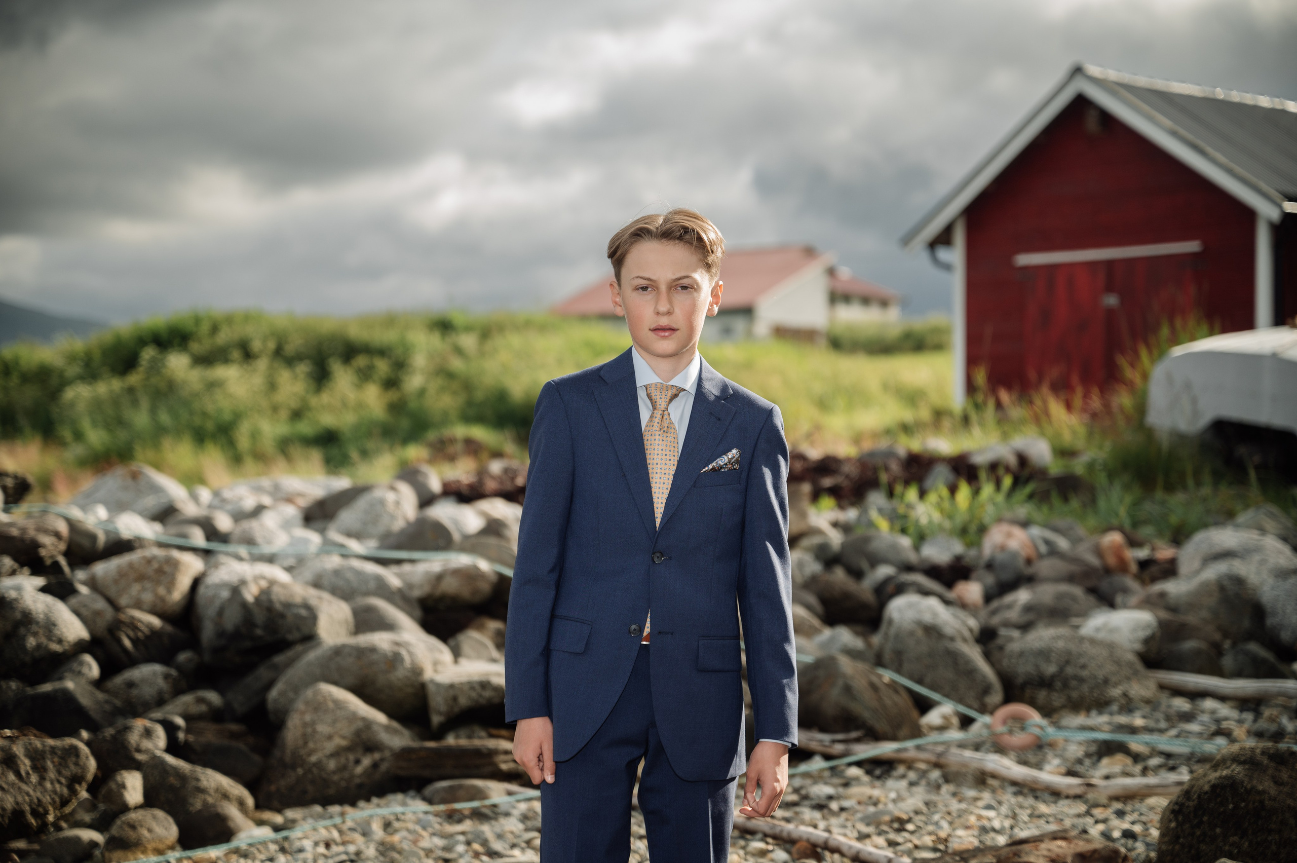 Konfirmantportrett i naturlig lys utendørs i Ballangen. 