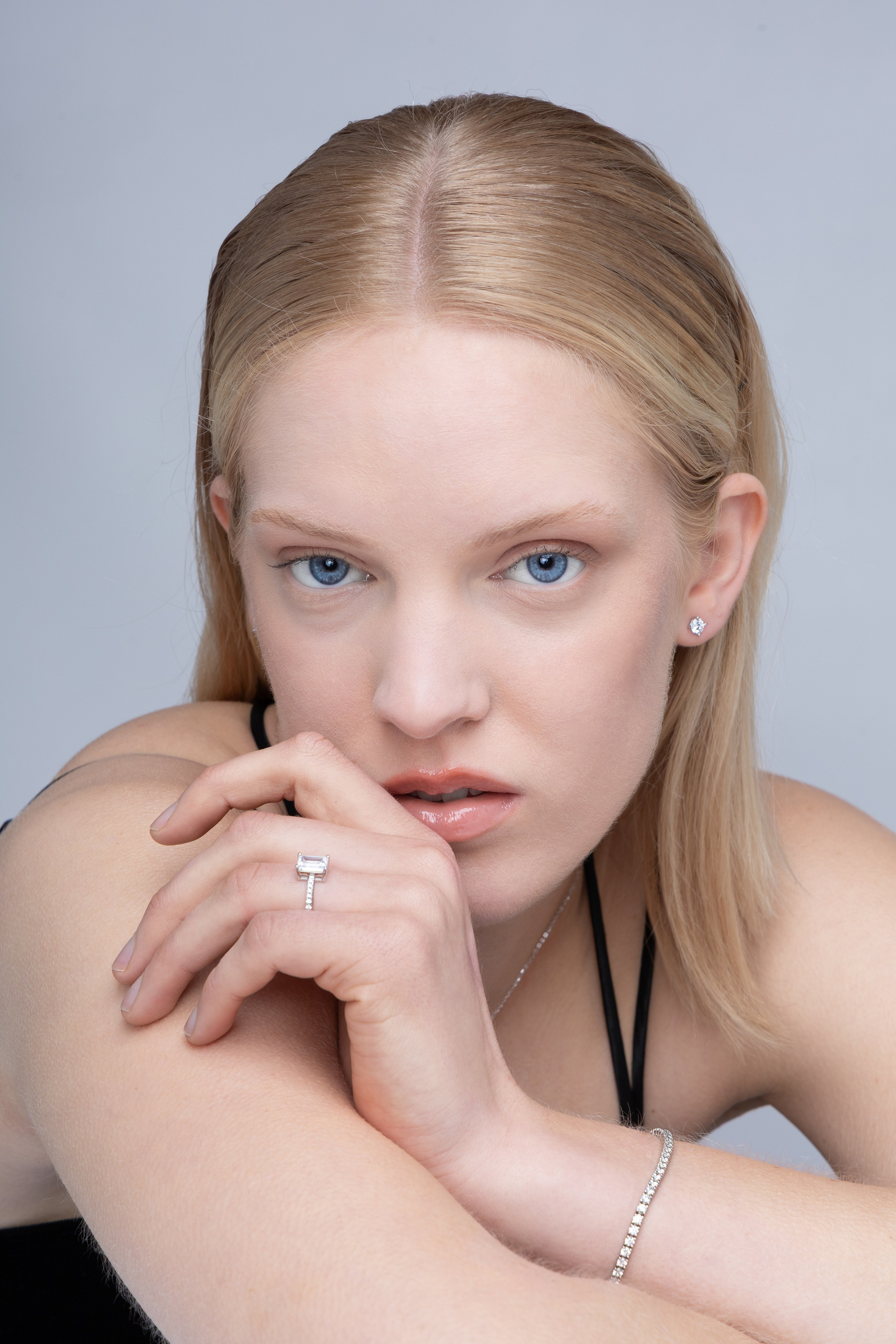 Photographie professionnelle de modèle mode à Toulouse, blonde aux yeux bleus, bijoux et élégance