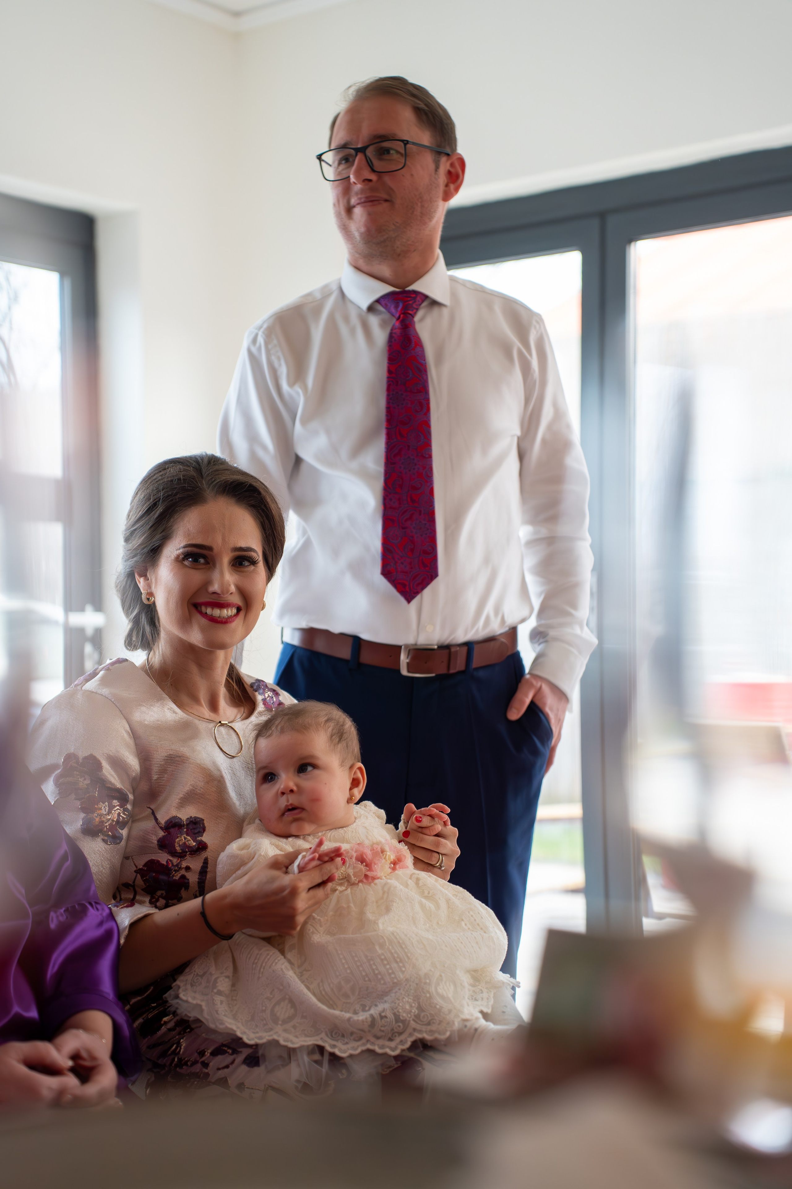 mamica fericita cu copil in brate , botez Constanta, parinti fericiti