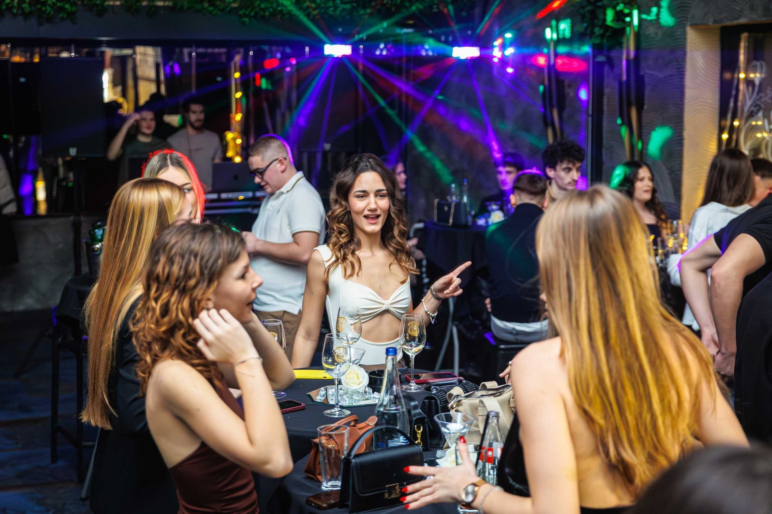 Drugarice na veseloj zabavi povodom proslave 18. rođendana, spontana fotografija atmosfere i provoda u SHOWROOM Event centru.