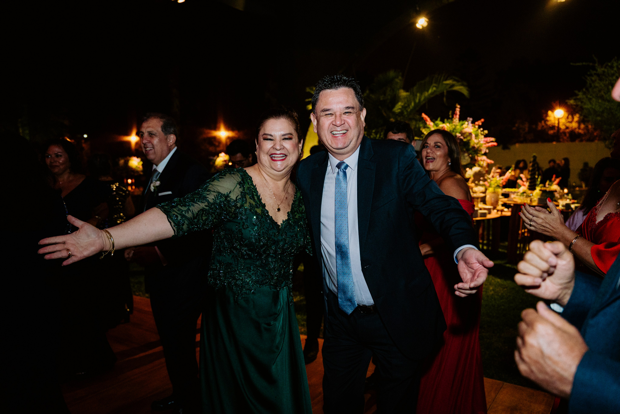 Un vistazo a la fiesta. Fotógrafo de Bodas en Lima | Ronhy Altamirano. Fotografía narrativa y cinematográfica para bodas, quinceañeras y eventos exclusivos