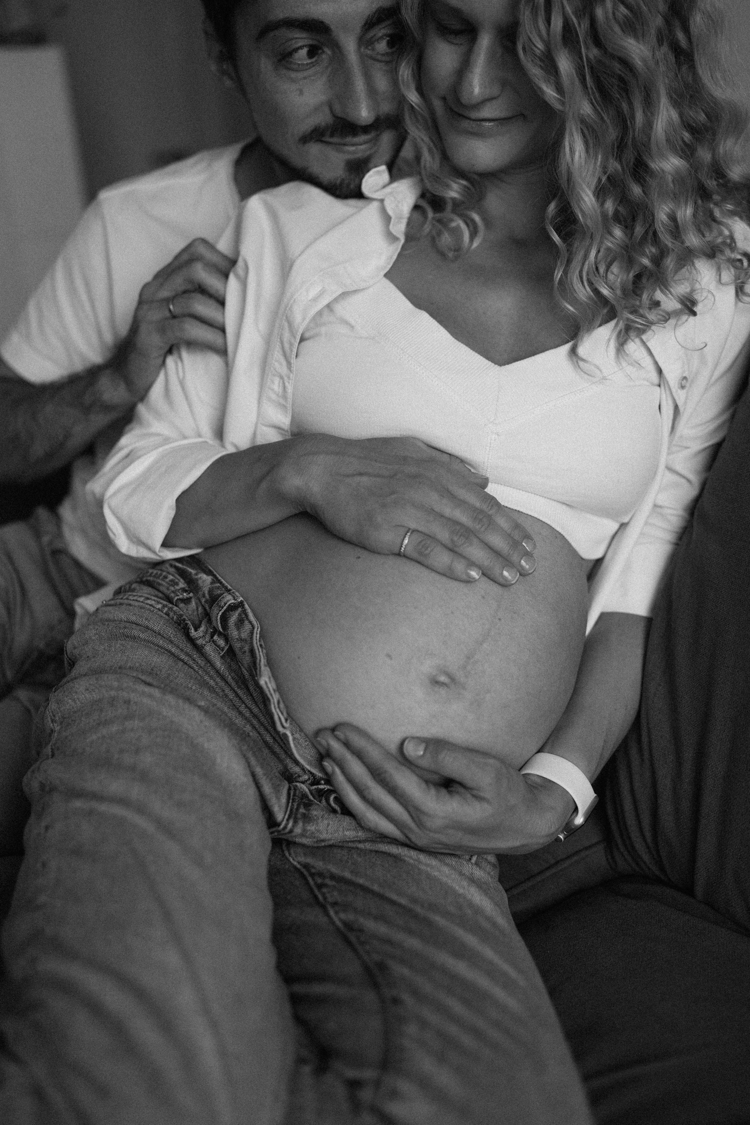 Candid pregnancy photoshoot in the park. Photographer in Madrid, Spain. Alyona Belyaninova