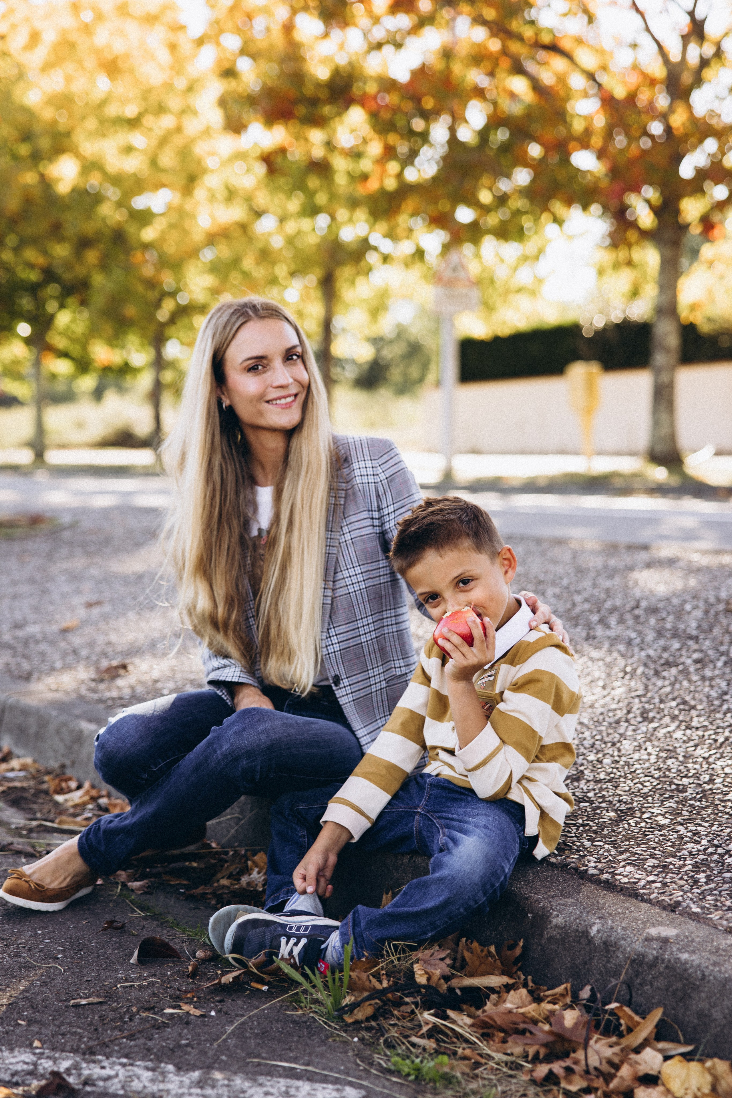 Autumn mother-son family photoshoot in Toulouse. Eugénie Smirnova — your photographer in Toulouse and southwest France