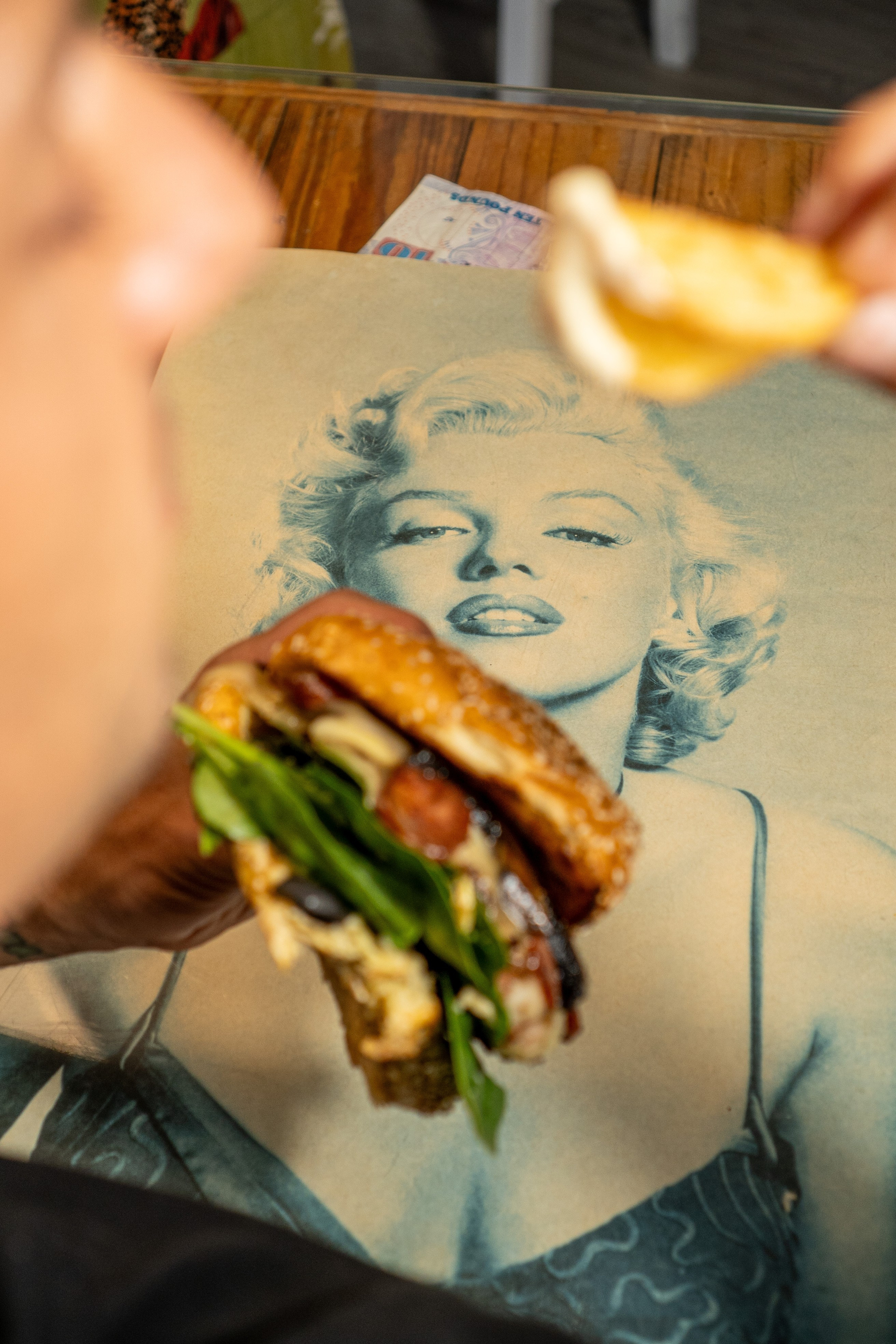 2 Burger. Frames by Giovani Braga