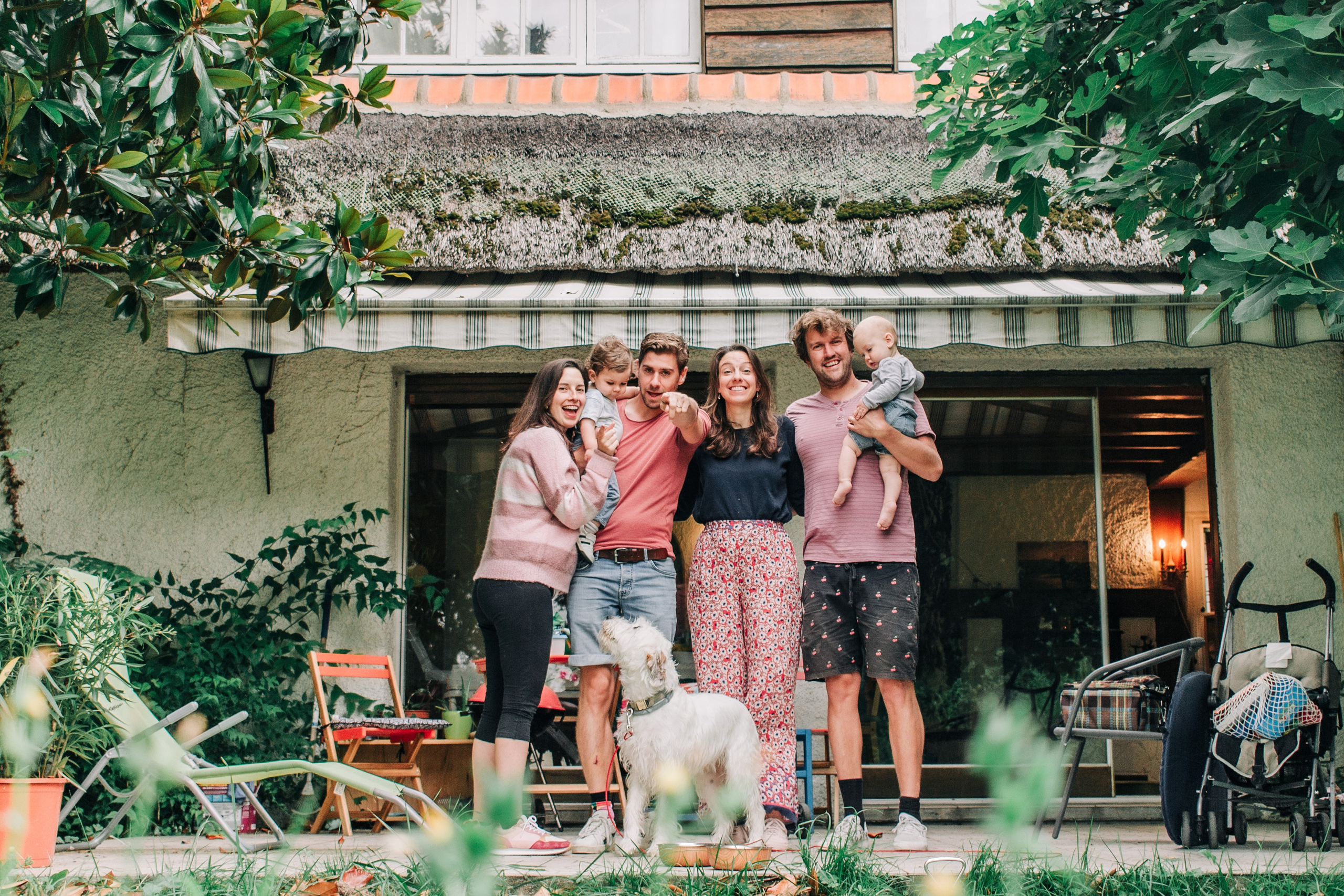 Séance photo de famille en extérieur près de Poitiers, moments naturels dans le jardin du studio