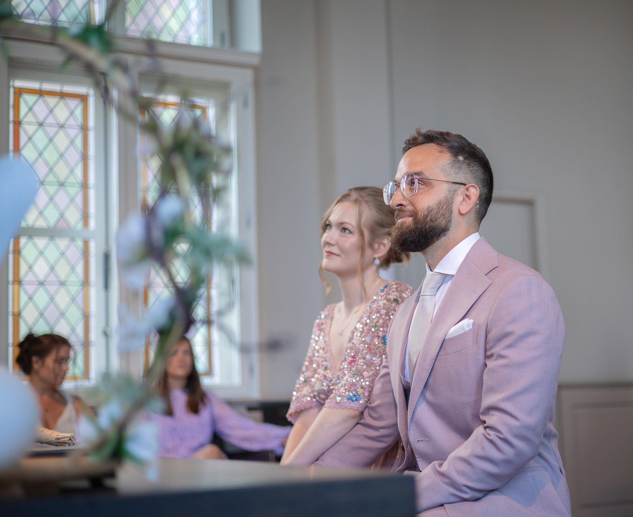 Eerste kus als getrouwd koppel in het Landhuis van Bornem - Kapture Fotografie