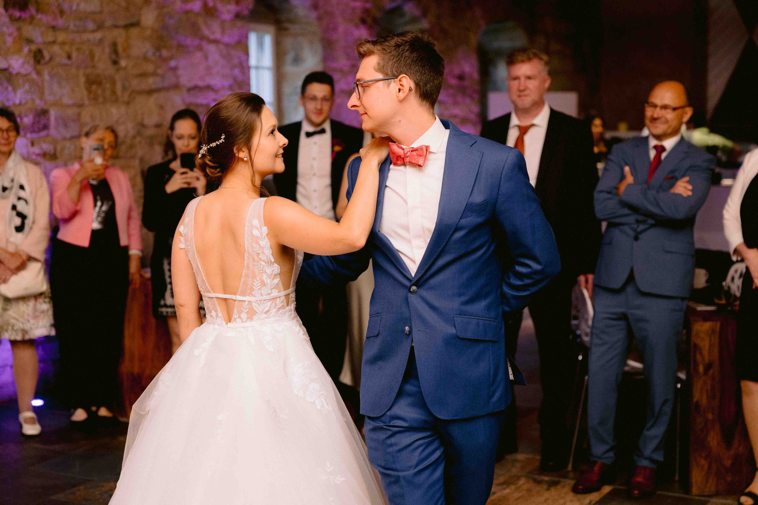 brautpaar tanz bei ihrer hochzeit im schloss von hammerstein